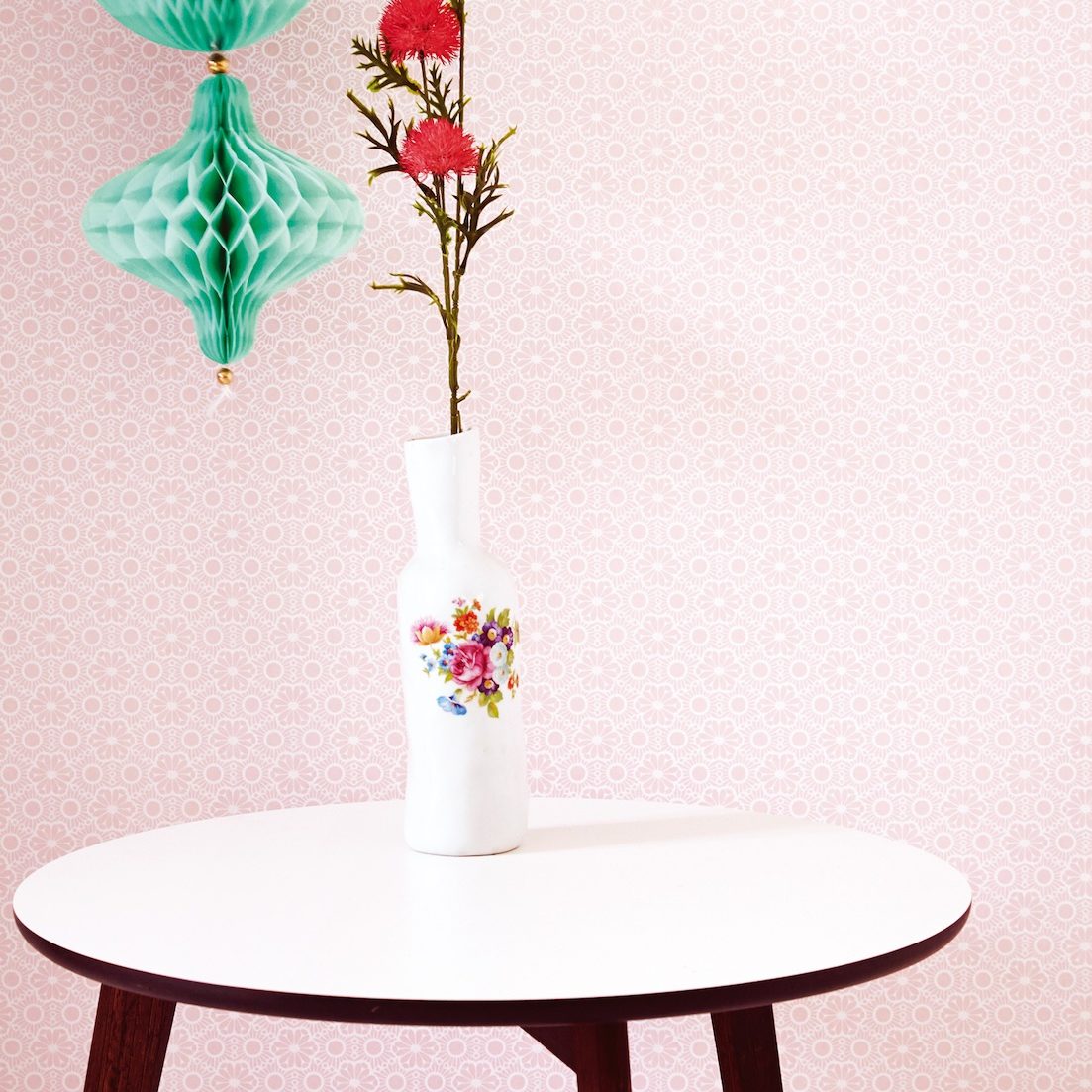 Lyserød tapet fra danske Rice med blomster motiv i hvid