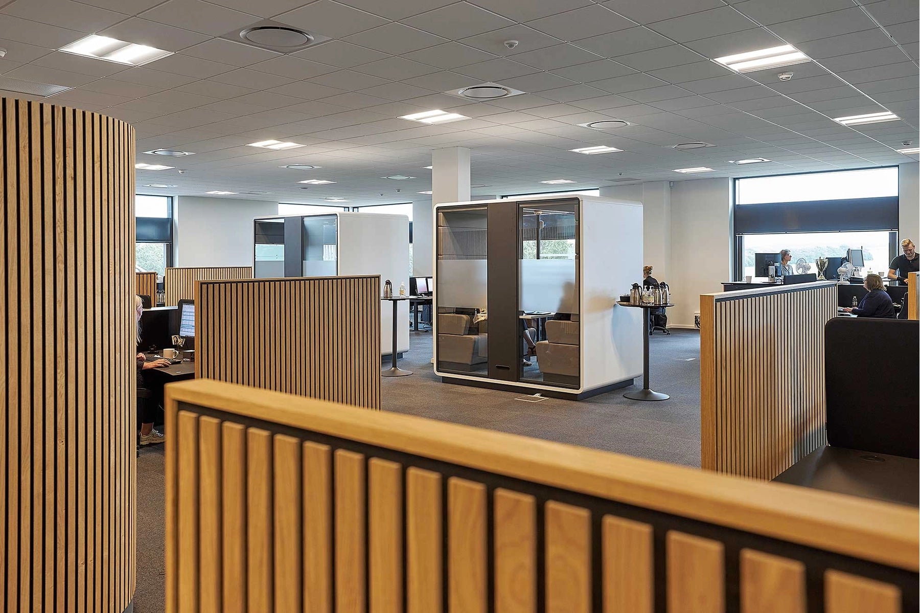 Flexi Wall Valnød m. sort MDF Akustik skillevæg B:125cm. X H:120cm.