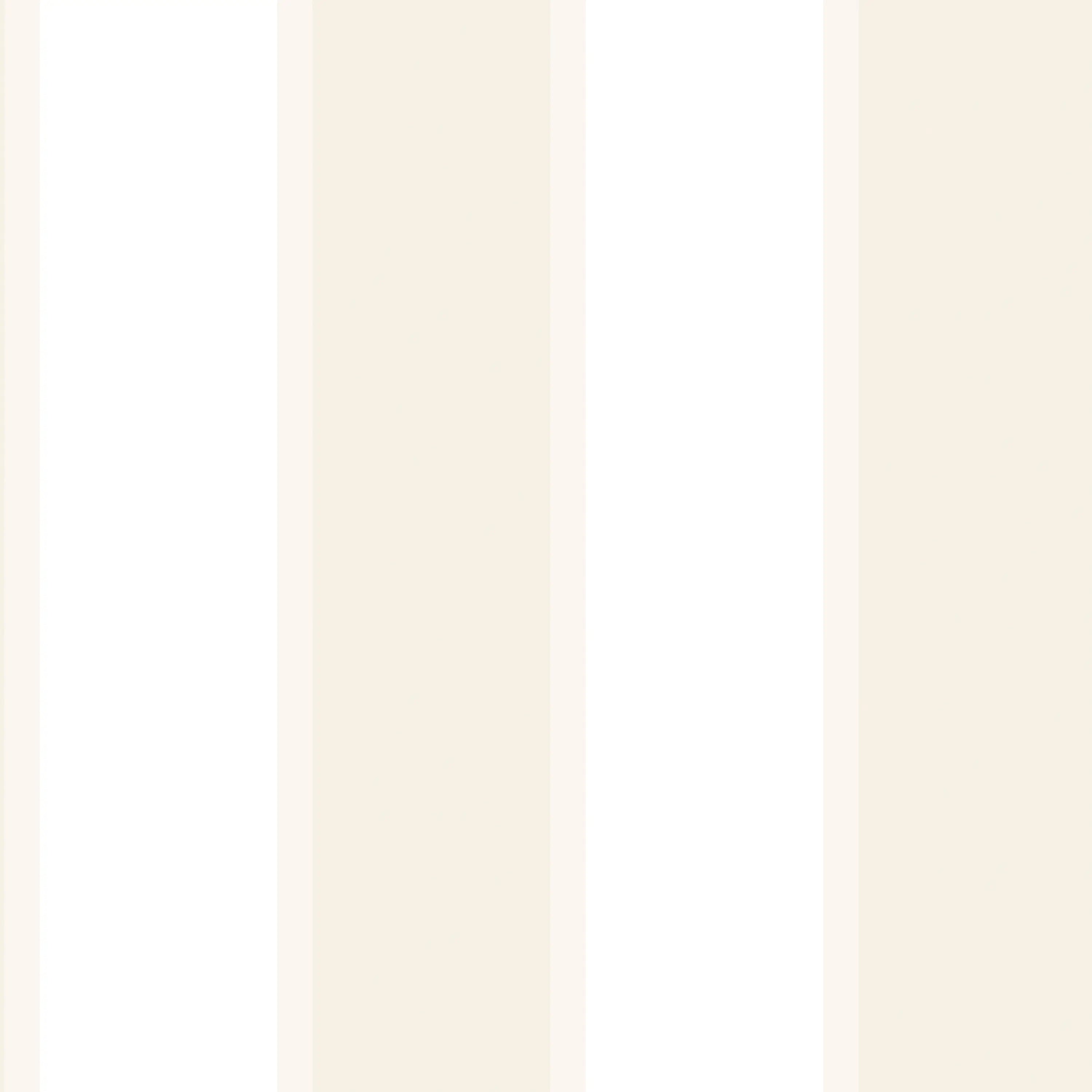 Et nærbillede af tapetet Alternating Widths - Ivory, der viser et design med vertikale striber i elfenbenfarve.