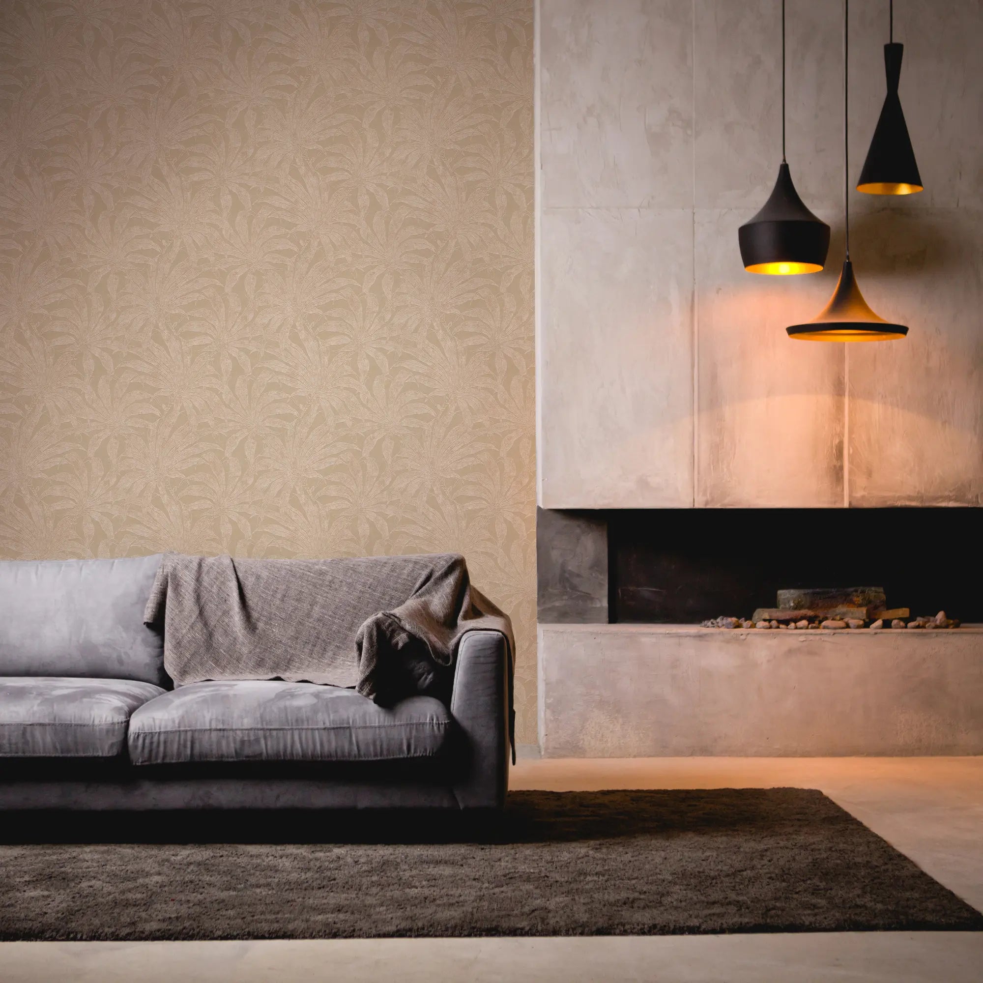 Stueindretning med Bamboo Shade - Sand tapet på væggen, ved siden af en grå sofa og moderne belysning.