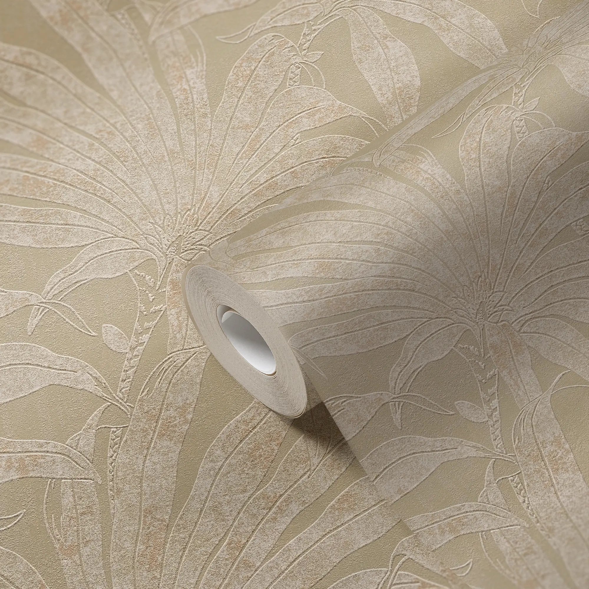 Rulle af Bamboo Shade - Sand tapet, der viser det detaljerede bladmønster og tekstur.