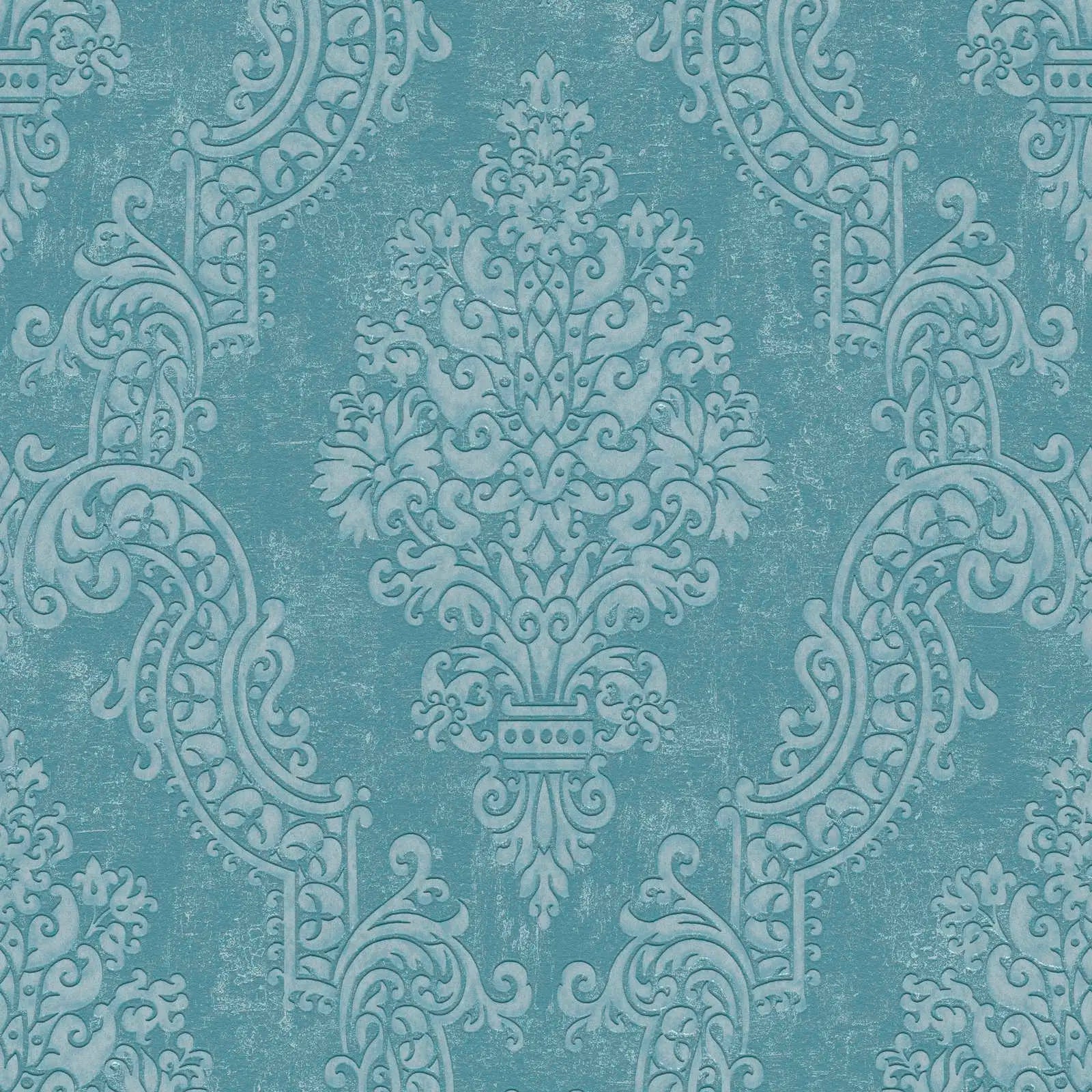Nærbillede af Baroque Elegance - Aquamarine tapet med indviklede, symmetriske barokke mønstre i akvamarin farve.