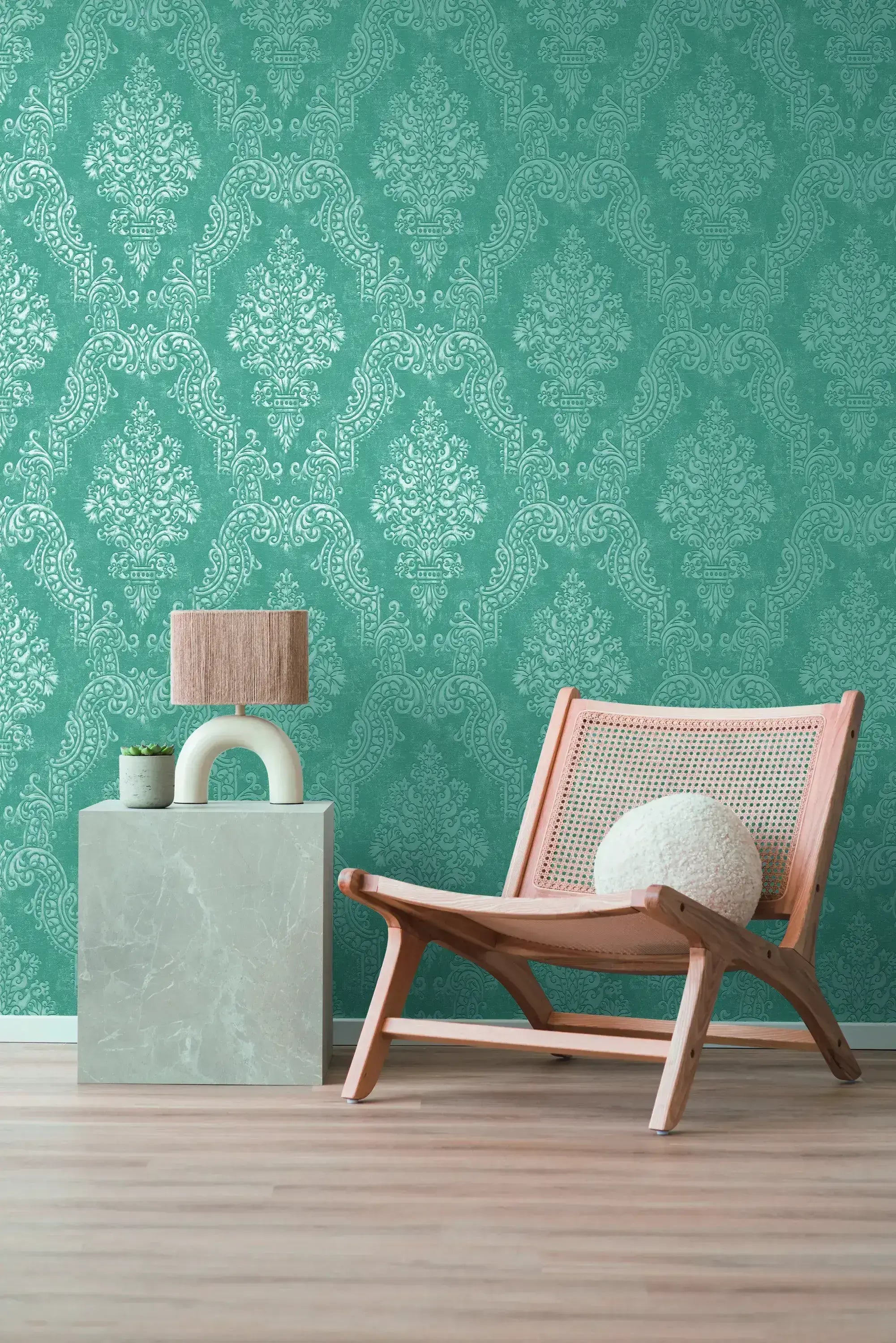 Baroque Elegance - Aquamarine tapet set i et rum, med mønstret væg i baggrunden, en moderne stol og et lille bord.