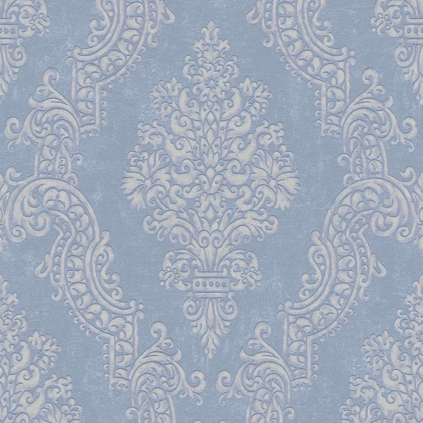Detaljeret mønster af Baroque Elegance - Cerulean tapet med indviklede barokke mønstre i lyseblå nuancer.