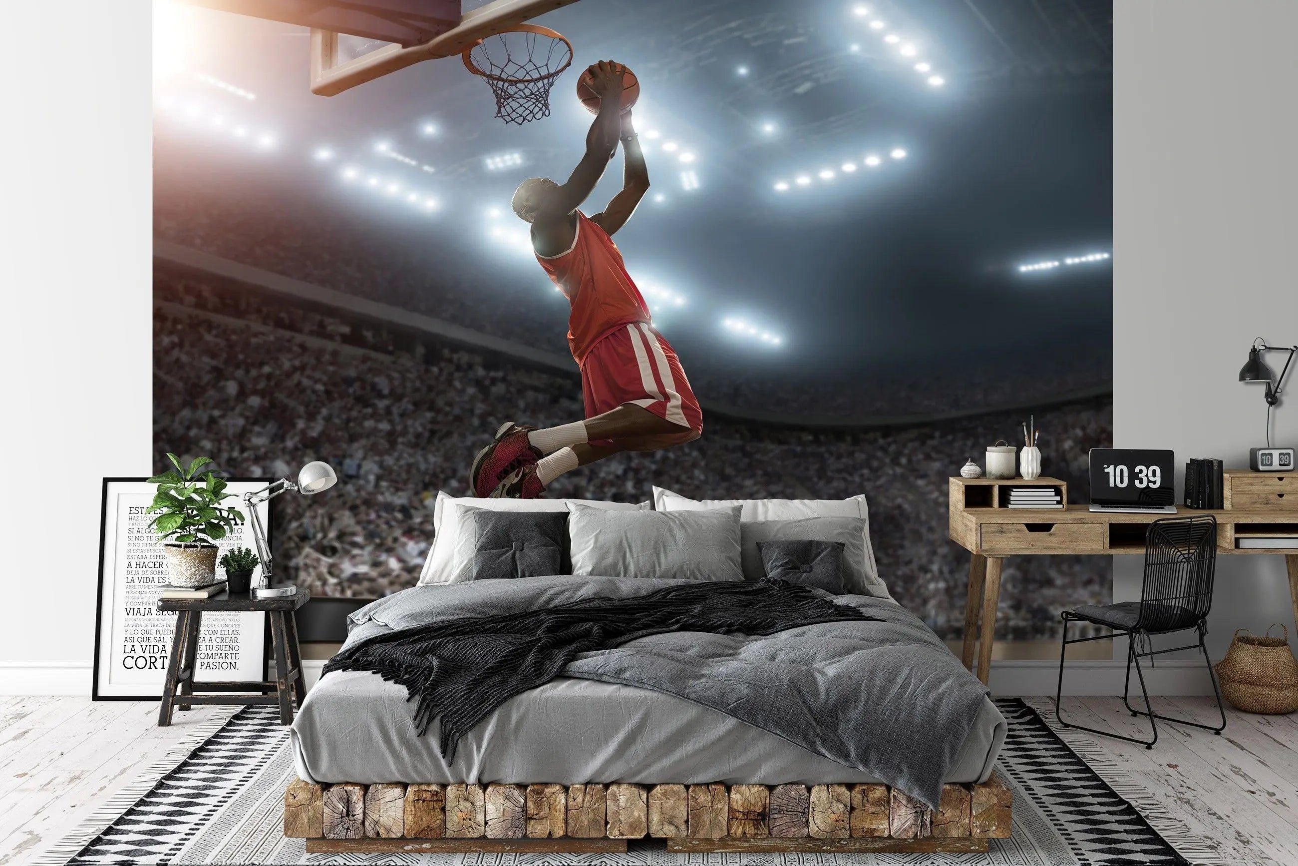 Billede 3 af Fototapet - Basketballspiller i rød trøje laver dunk i oplyst stadion