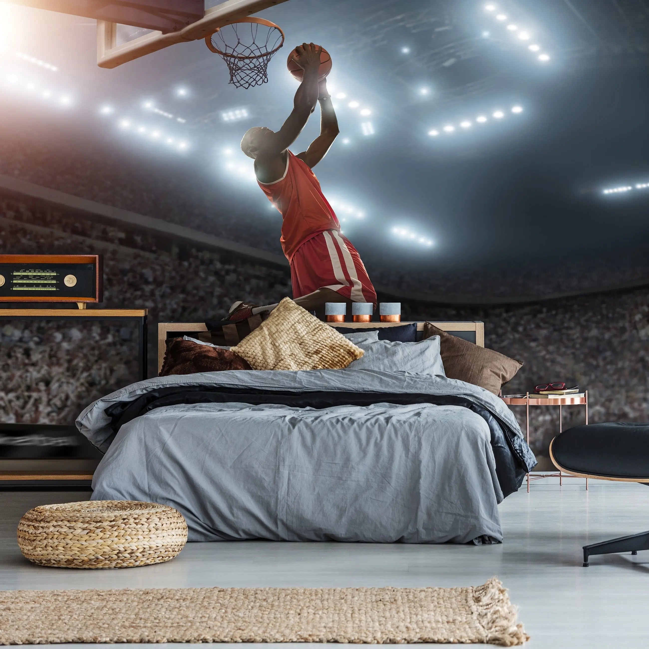 Billede 6 af Fototapet - Basketballspiller i rød trøje laver dunk i oplyst stadion