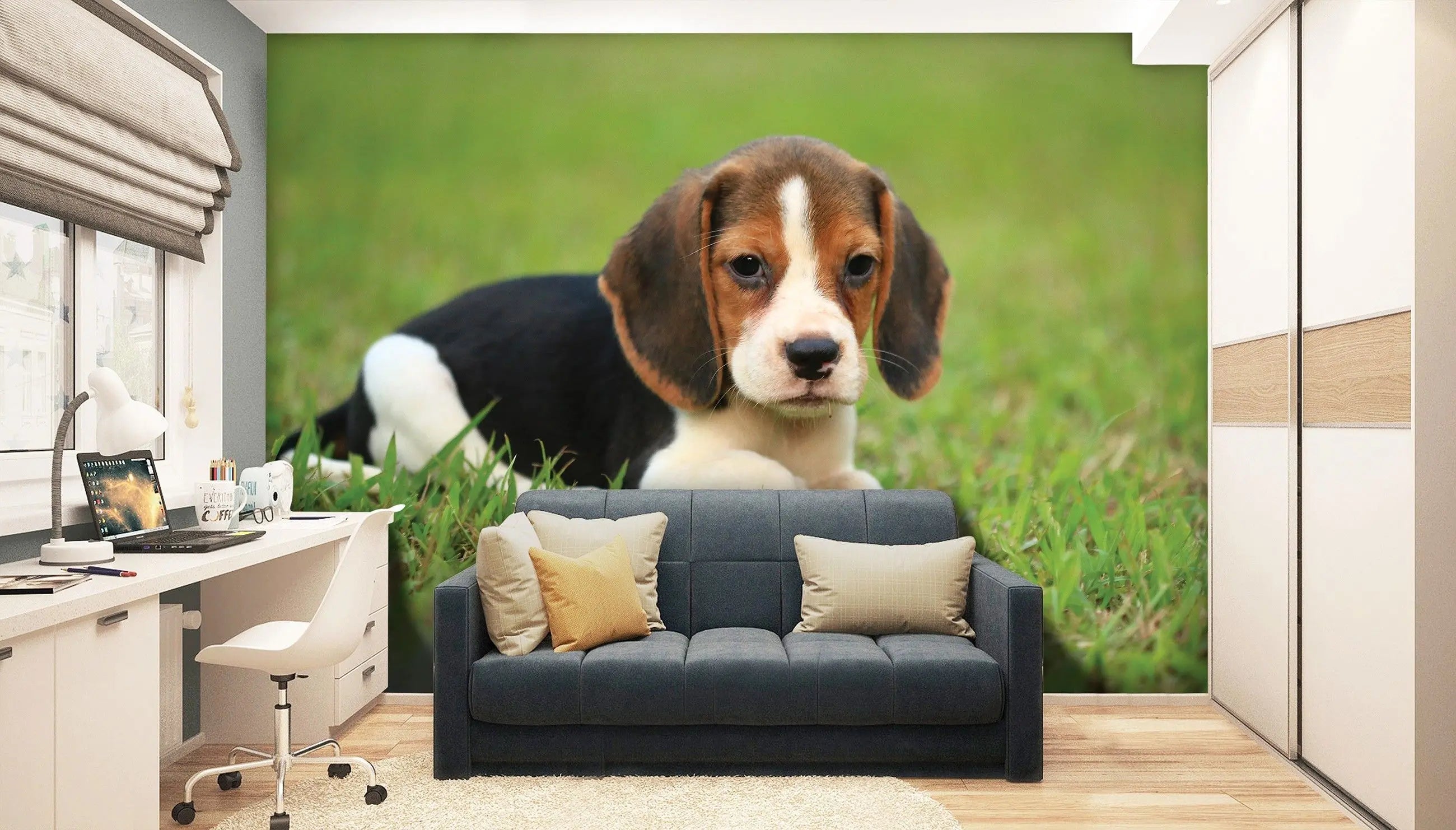 Billede 7 af Fototapet - Beagle hvalp ligger på grøn græsplæne