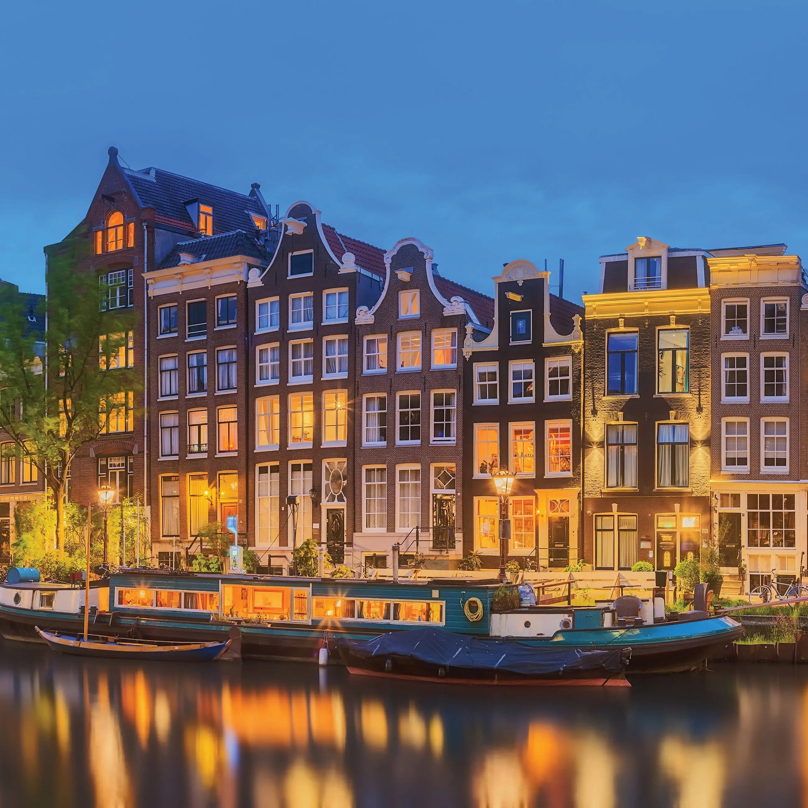 Billede 13 af Fototapet - Belyste kanalhuse og husbåde om aftenen i Amsterdam