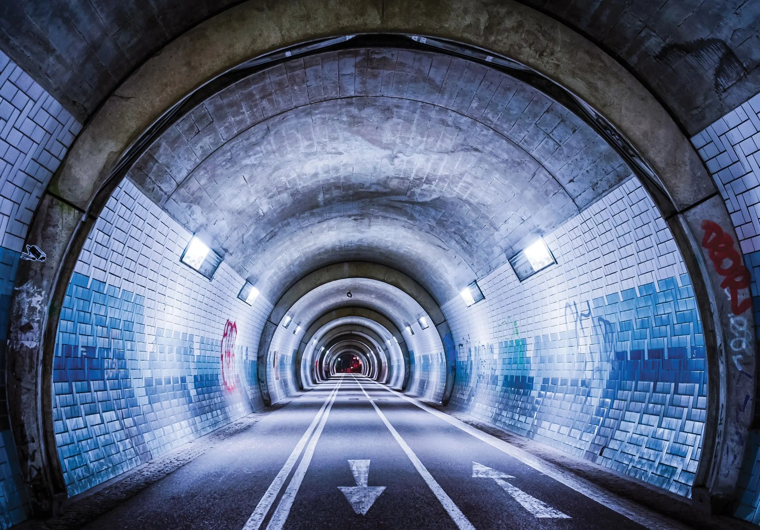 Billede 8 af Fototapet - Blå flisebelagt tunnel med lys