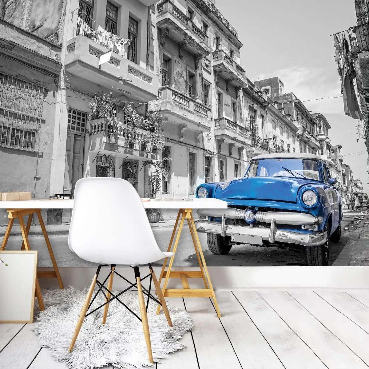 Billede 5 af Fototapet - Blå veteranbil i sort-hvid gade i Havana, Cuba