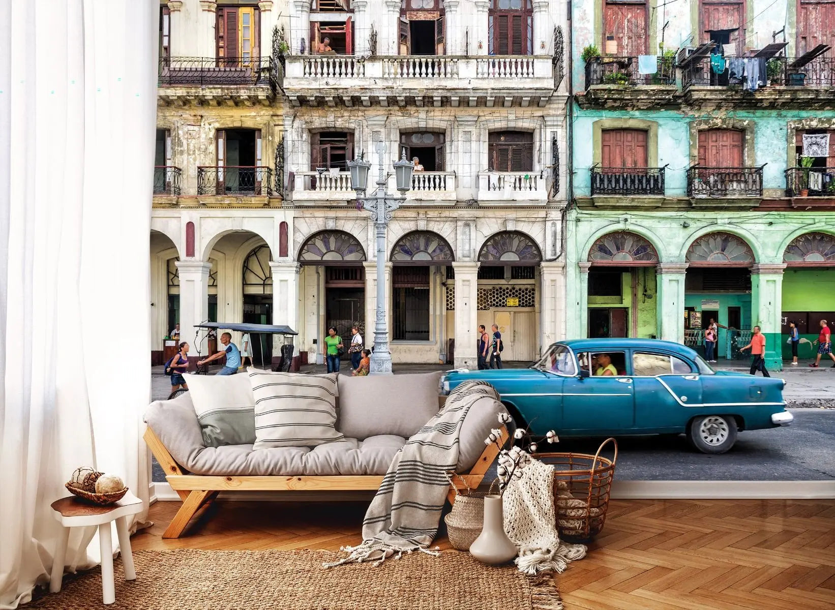 Billede 2 af Fototapet - Blå veteranbil og cykeltaxa foran farvede bygninger i Havana, Cuba