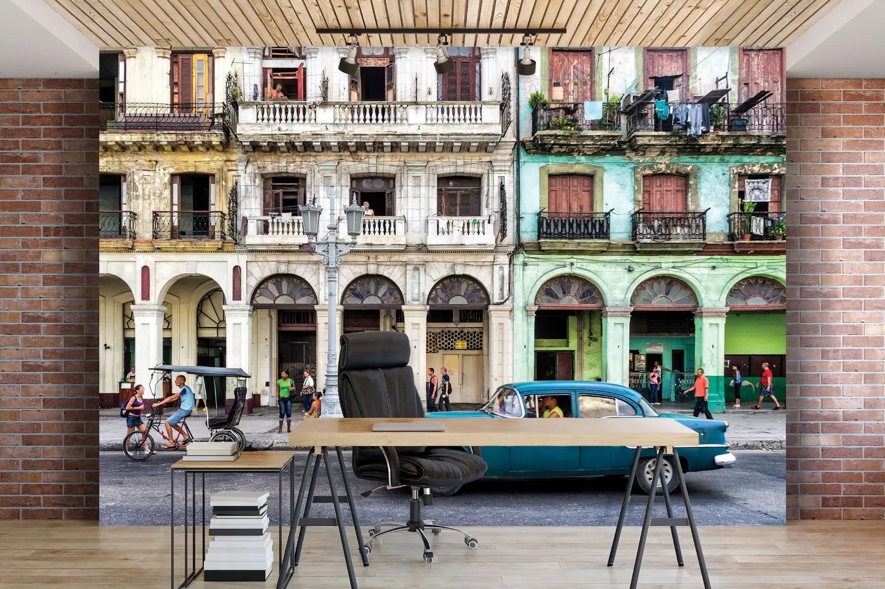 Billede 3 af Fototapet - Blå veteranbil og cykeltaxa foran farvede bygninger i Havana, Cuba