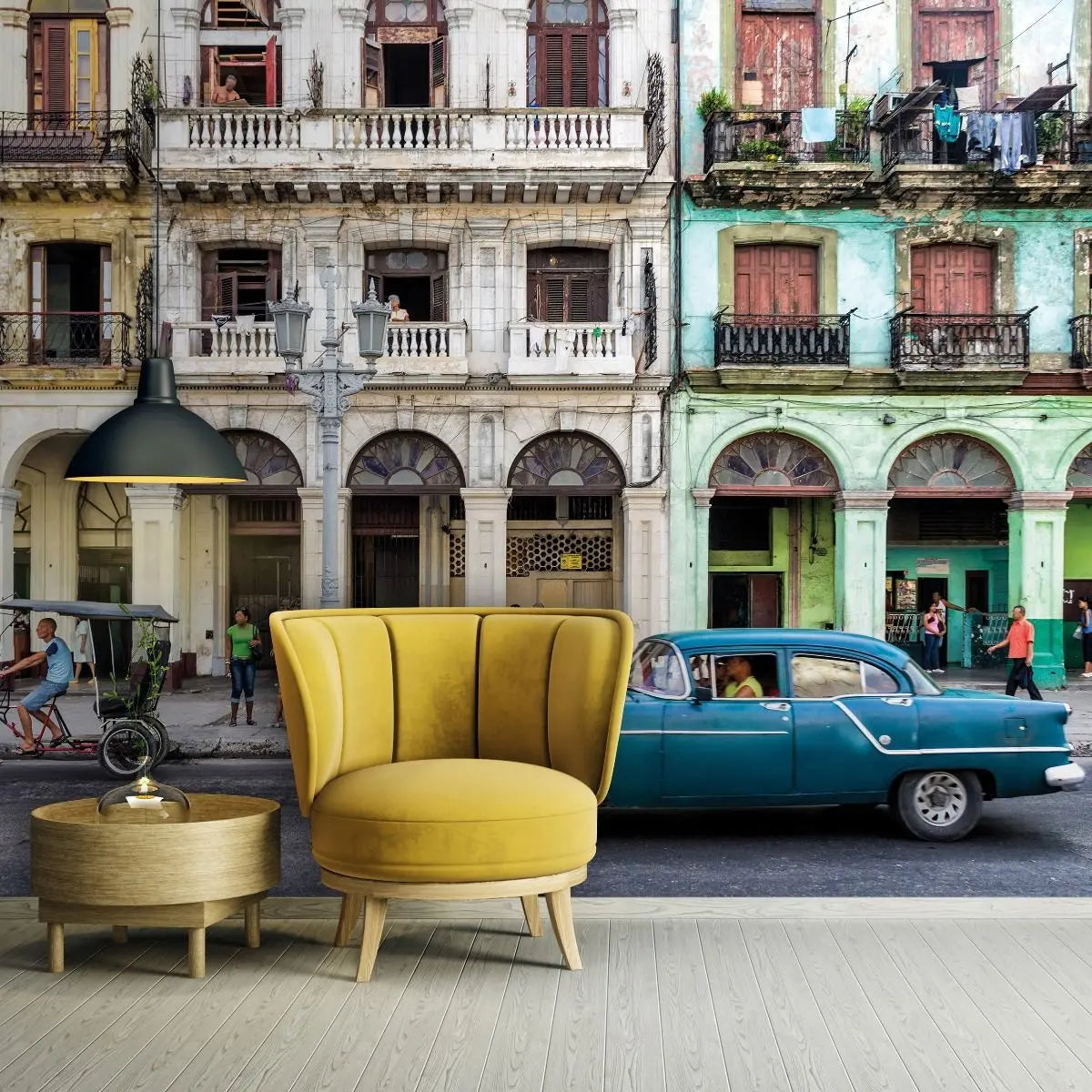 Billede 5 af Fototapet - Blå veteranbil og cykeltaxa foran farvede bygninger i Havana, Cuba