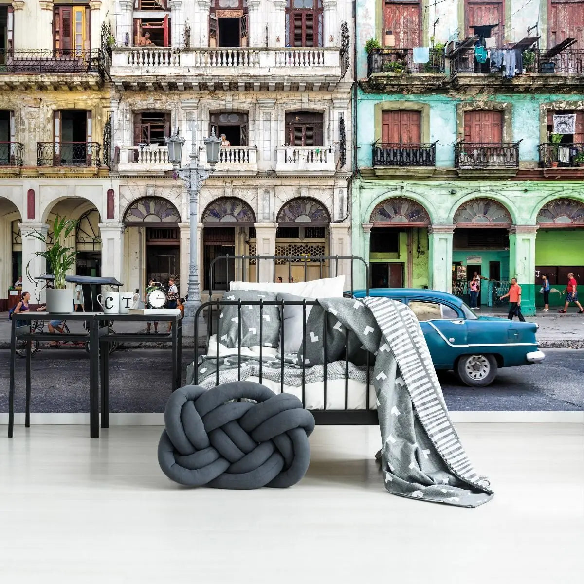 Billede 6 af Fototapet - Blå veteranbil og cykeltaxa foran farvede bygninger i Havana, Cuba