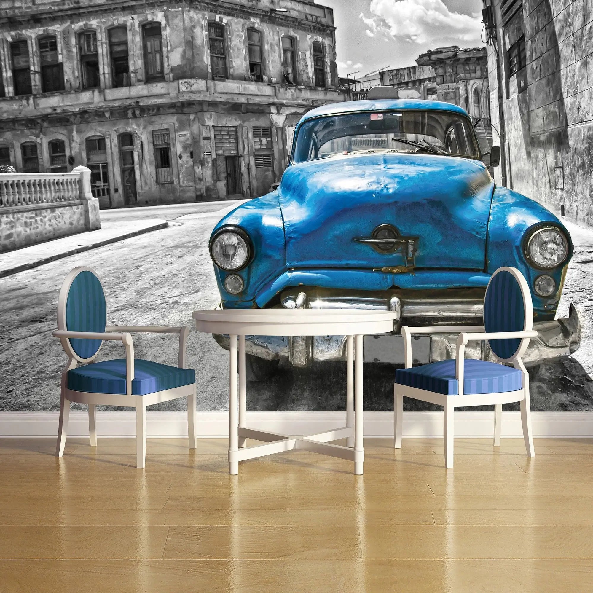 Billede 3 af Fototapet - Blå vintagebil i sort-hvid by