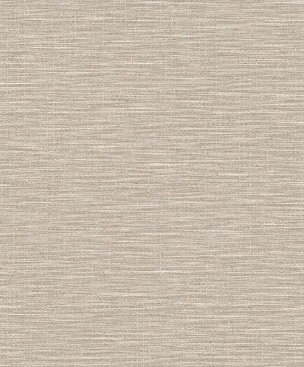 Nærbillede af Botanic Flow - Sand tapet med fin, vandret stribestruktur i sandfarver.