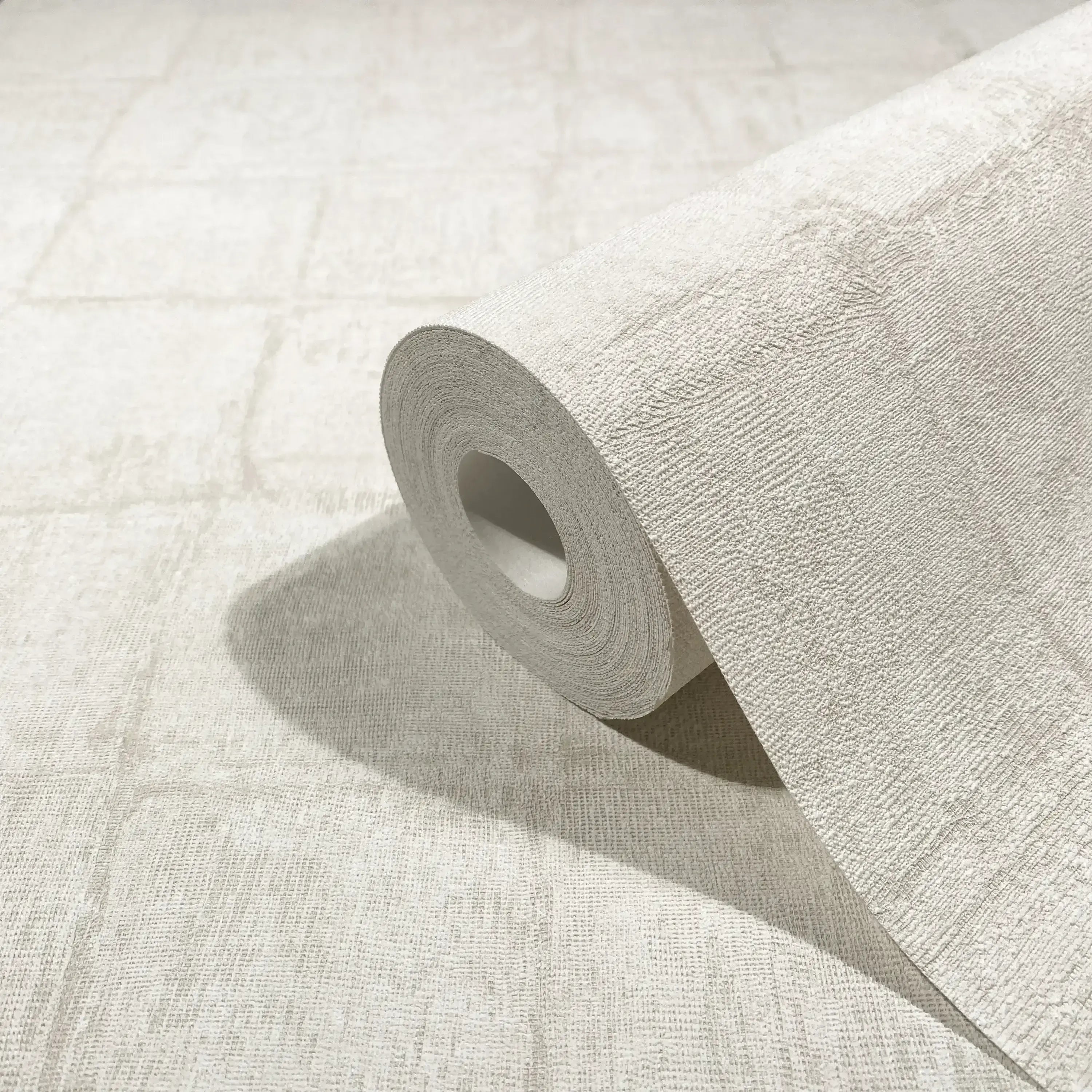 Botanic Grid - Mist tapetrulle med synlige detaljer af det firkantede mønster. Viser teksturen og farverne af tapetet, mens det er delvist udrullet.