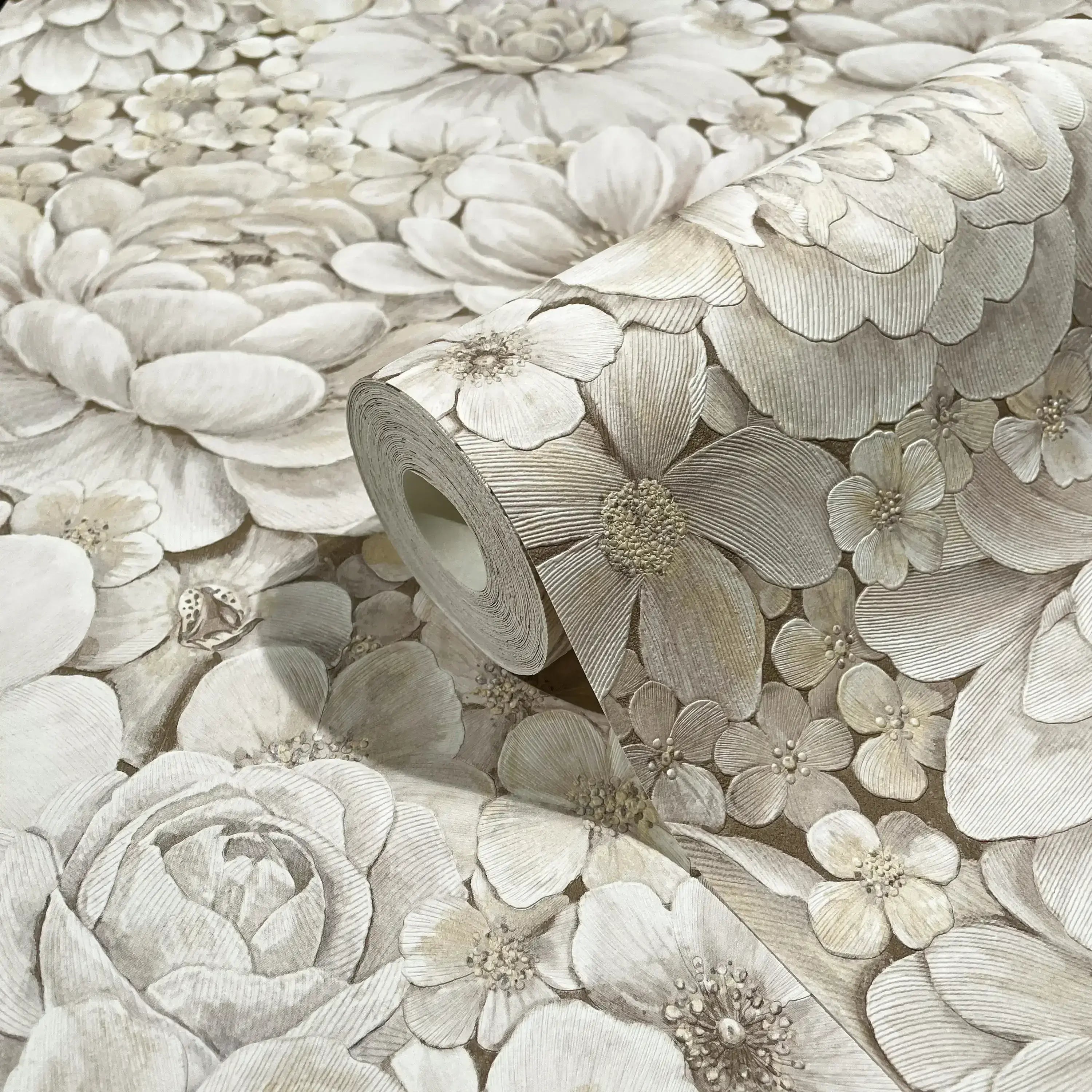 Tapetrulle med Botanic Harmony - Cream, der viser det detaljerede cremefarvede blomstermønster.