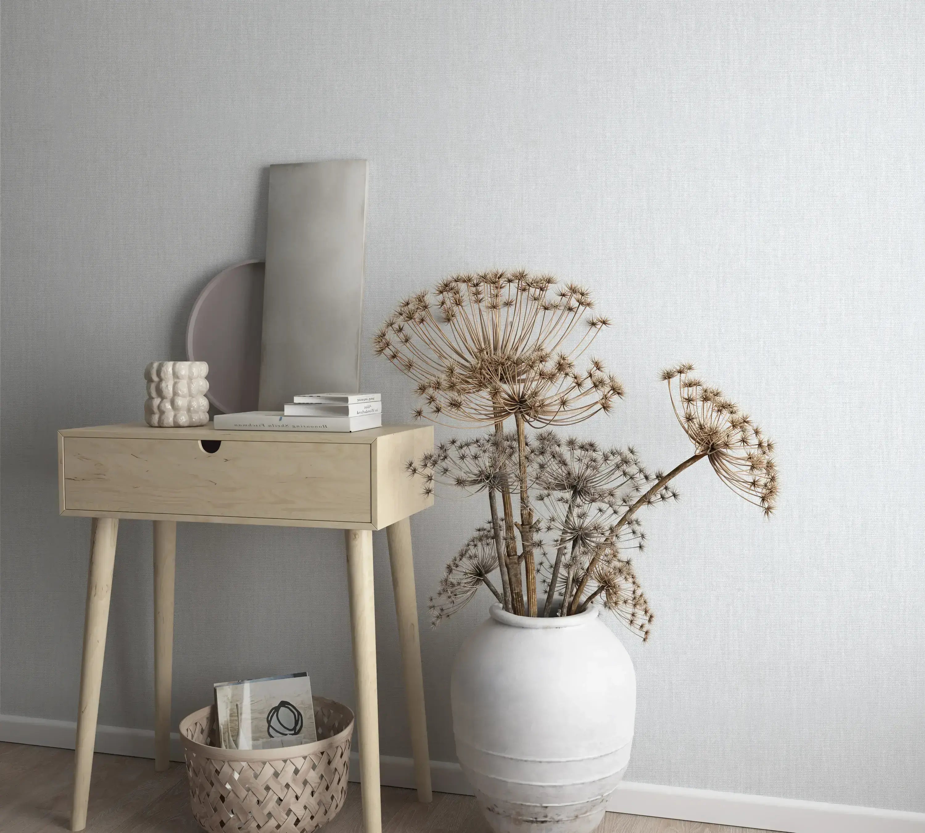 Interiørbillede med Botanic Texture - Frost tapet på væggen, en træbord med dekorationer og en hvid vase med blomster, set på nicetapet.dk.