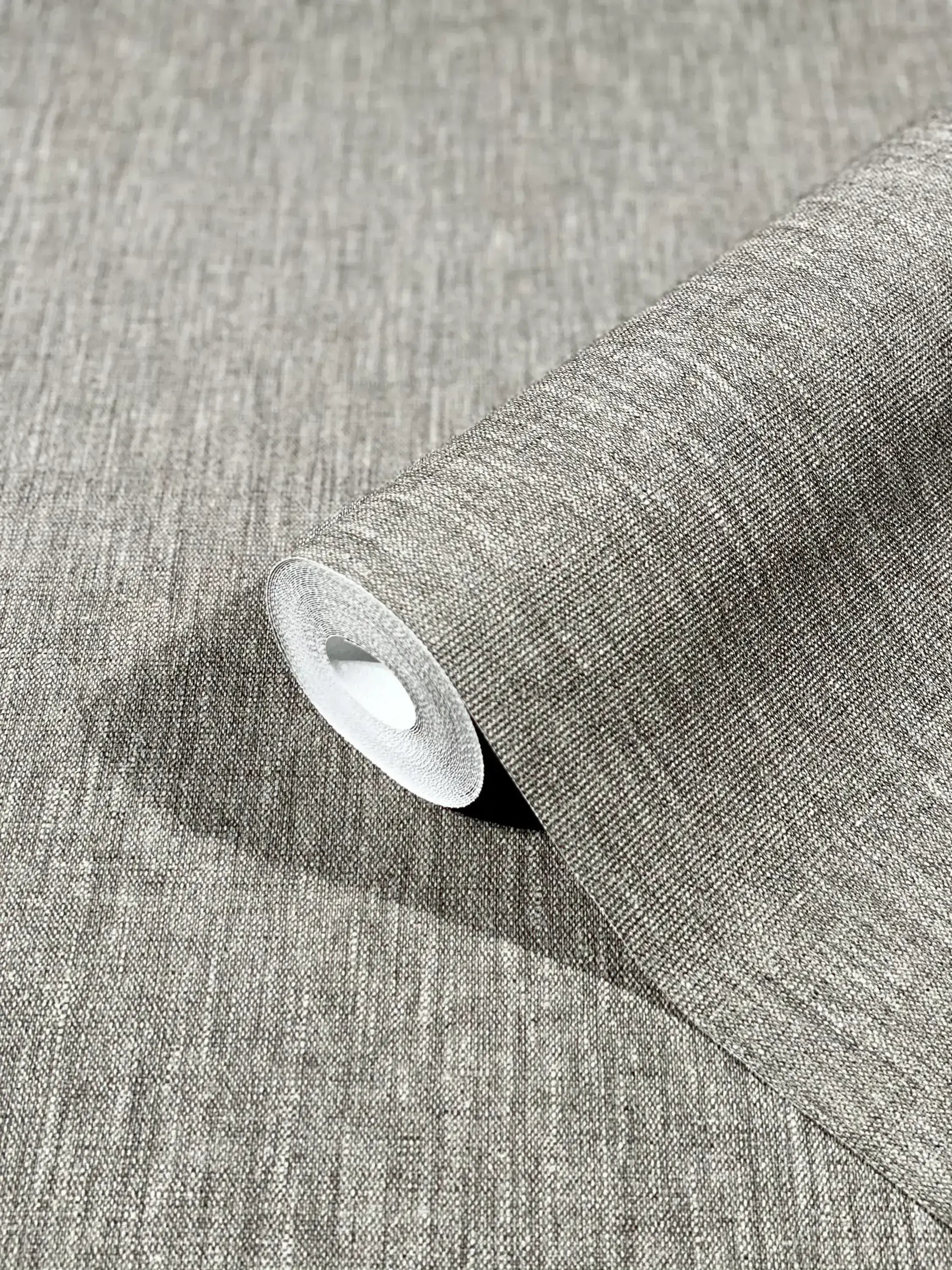 En tæt visning af tapetrullen Botanic Texture - Slate, der viser dens detaljerede tekstur og skiferfarve.