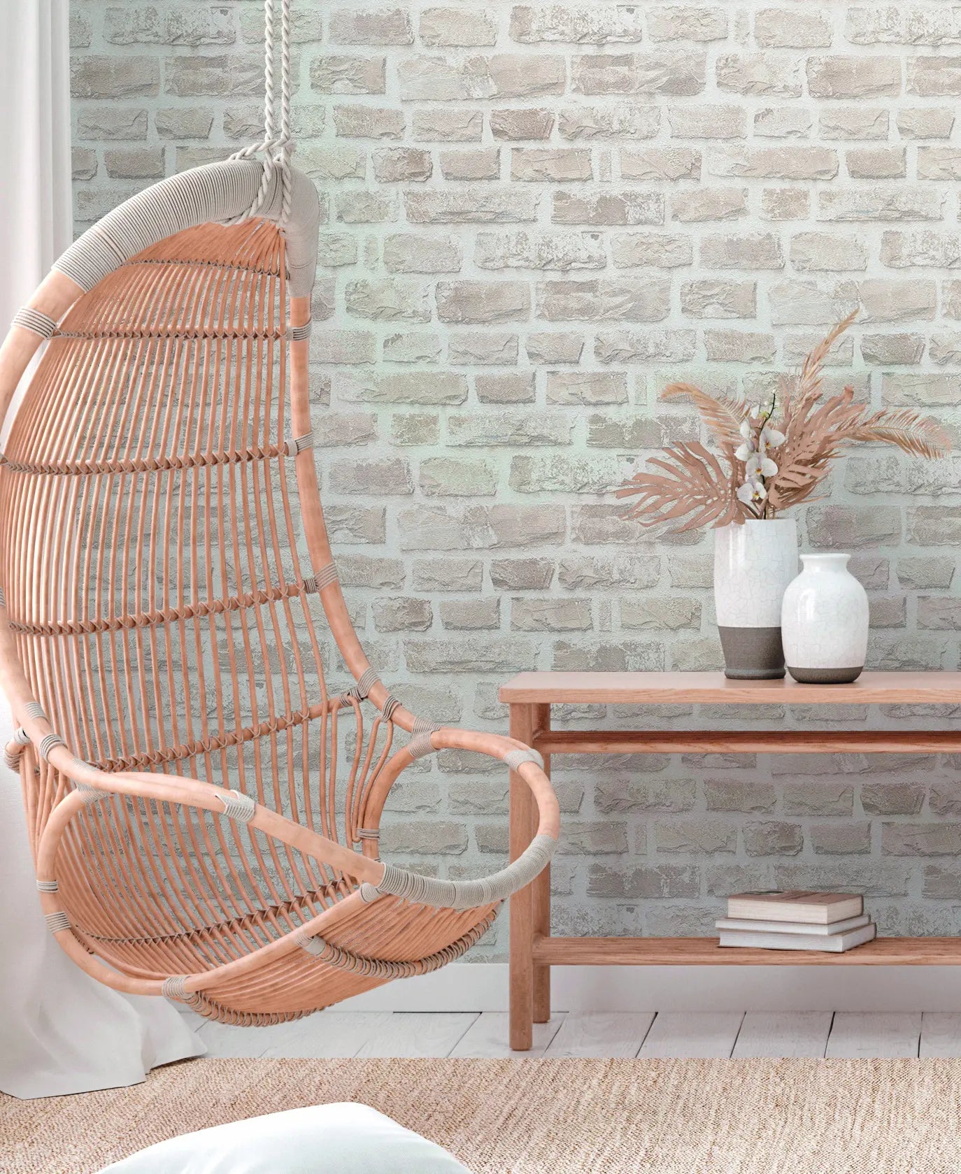 Stueopholdsområde med Brick Heritage - Sand Dune tapet, hængestol og bord.