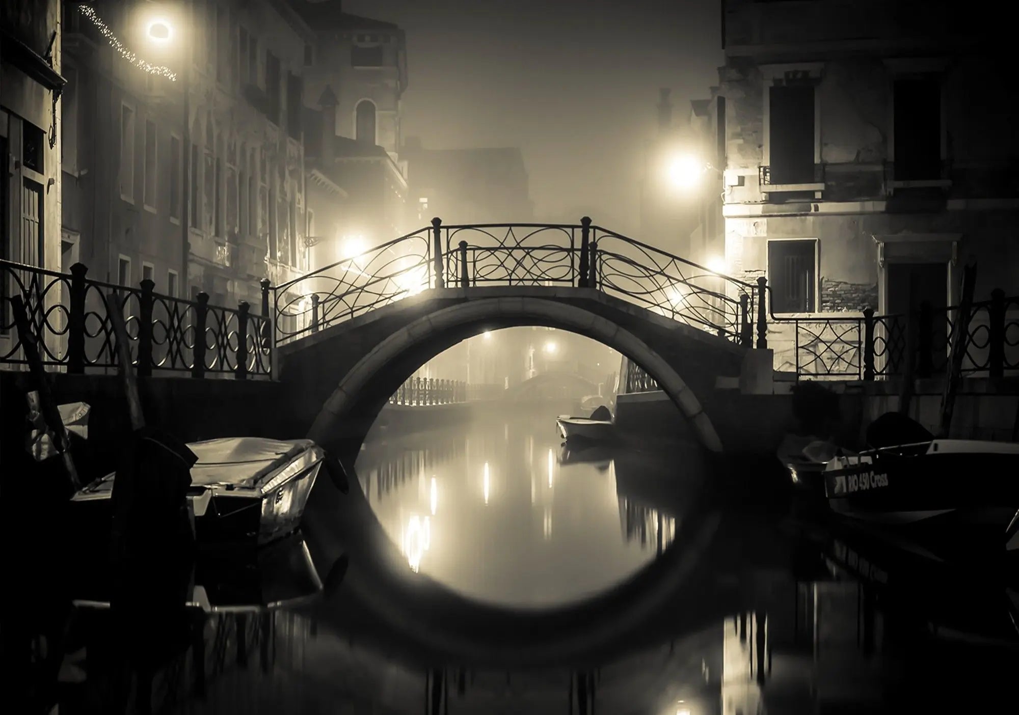 Billede 1 af Fototapet - Buebro over kanal i tåge med gadelys i Venedig