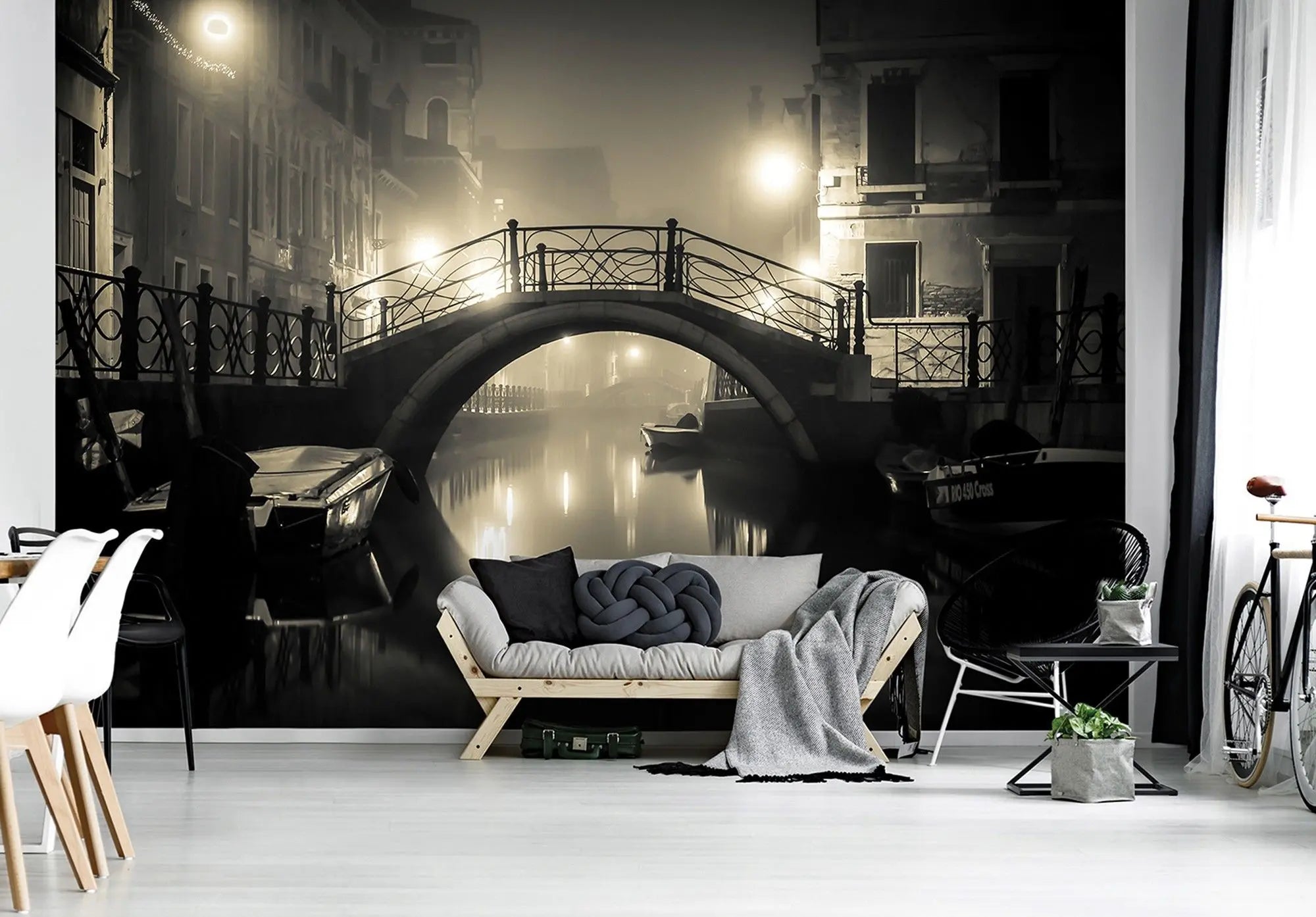 Billede 3 af Fototapet - Buebro over kanal i tåge med gadelys i Venedig