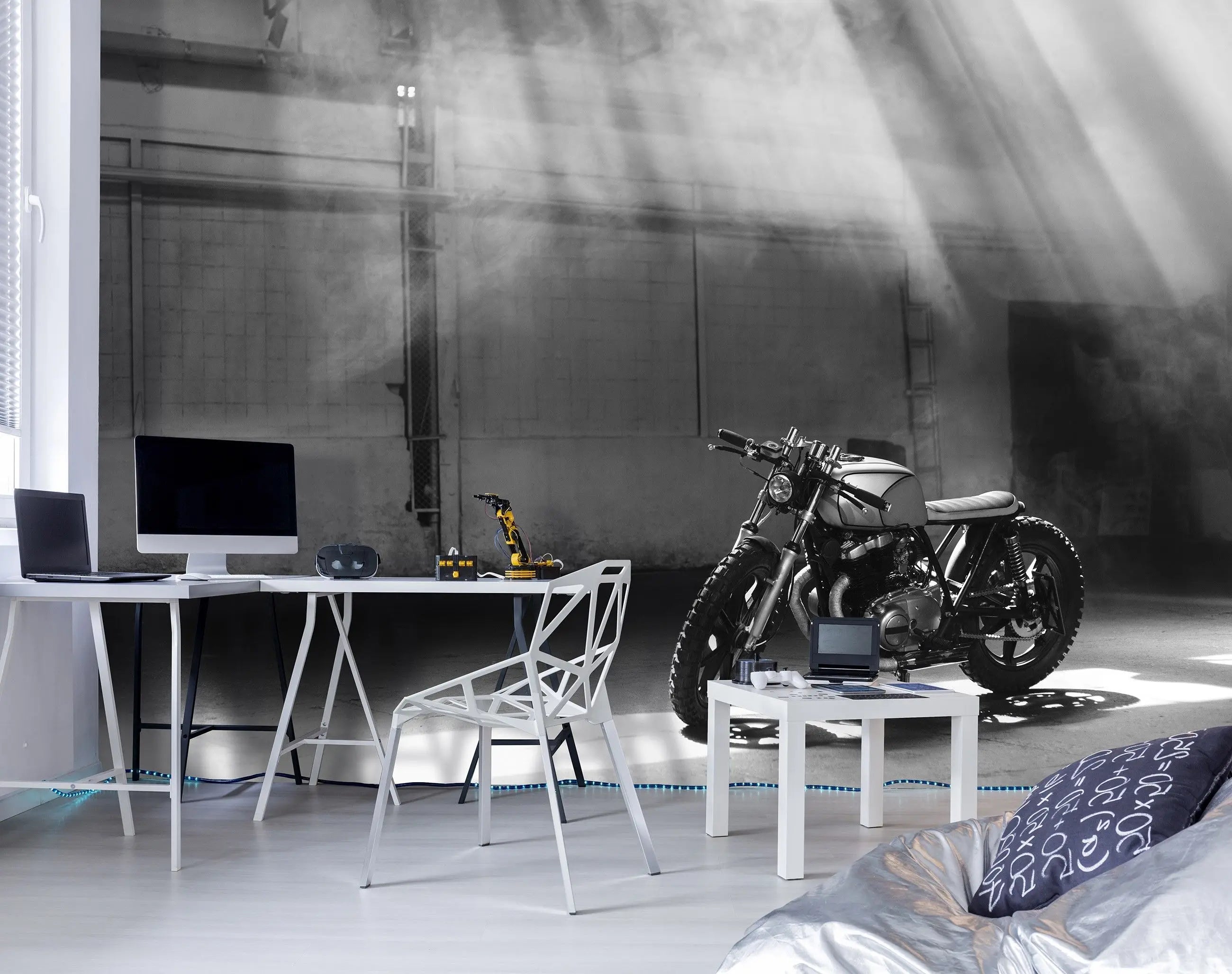 Billede 11 af Fototapet - Café racer motorcykel i solstråler i industriel hal