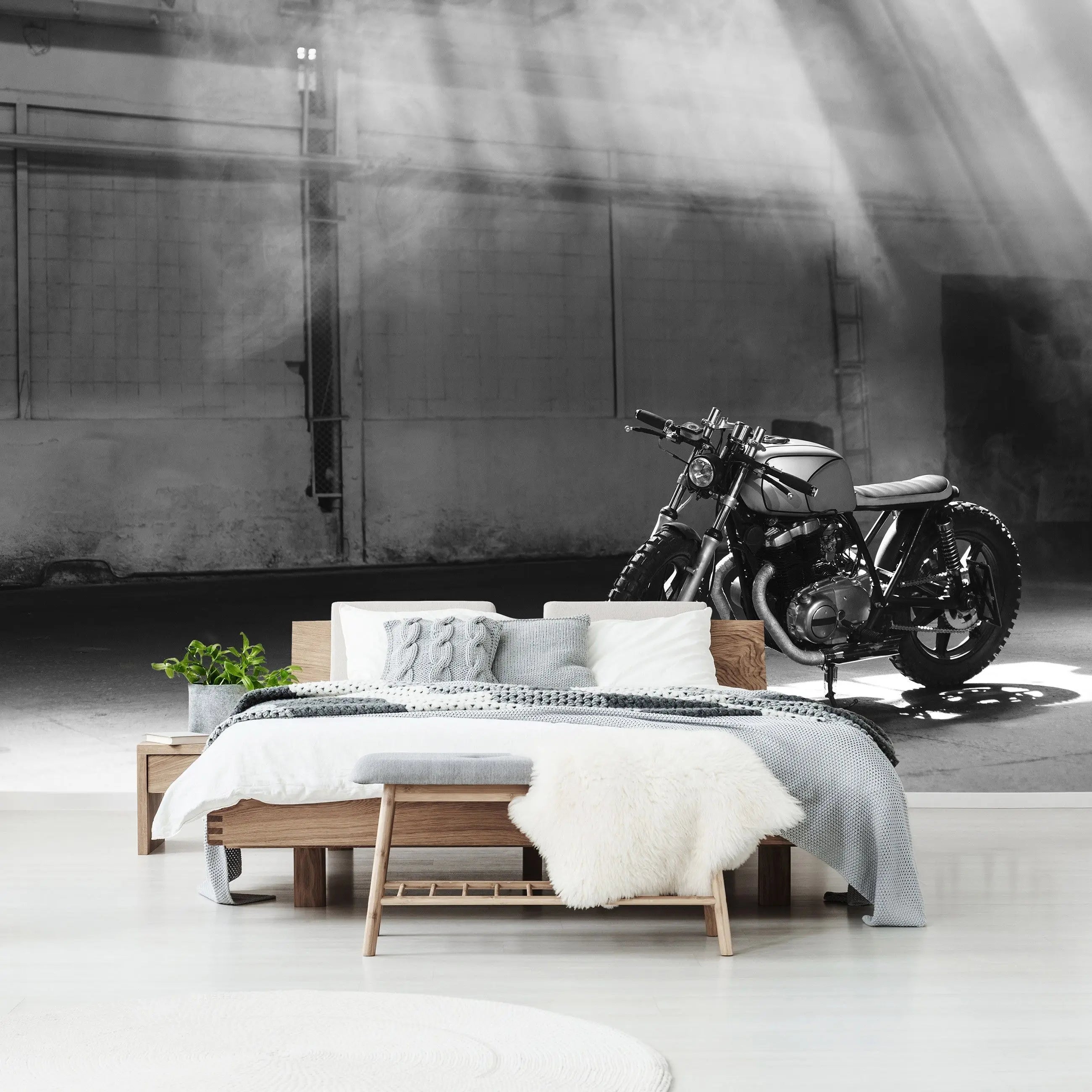 Billede 12 af Fototapet - Café racer motorcykel i solstråler i industriel hal