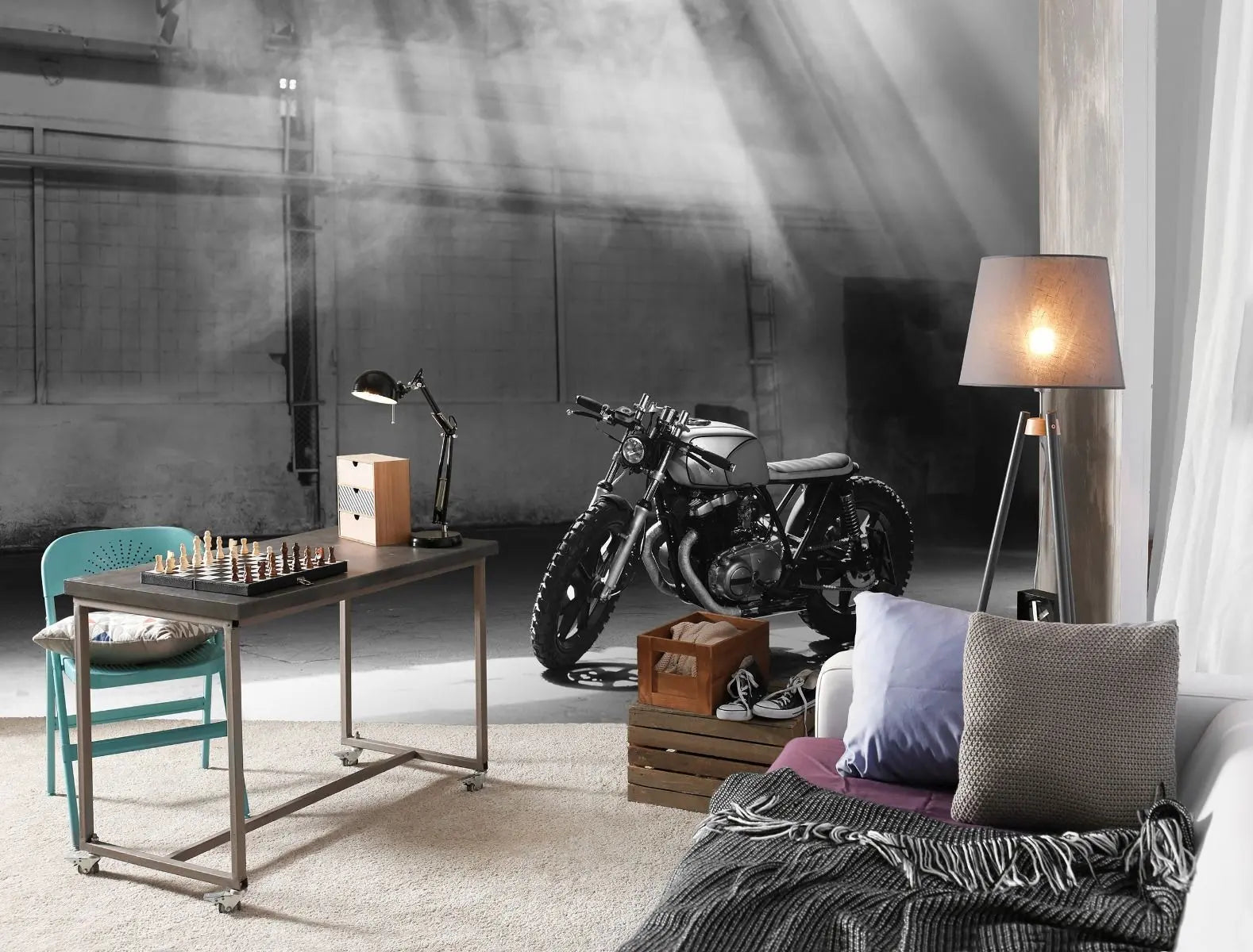 Billede 2 af Fototapet - Café racer motorcykel i solstråler i industriel hal