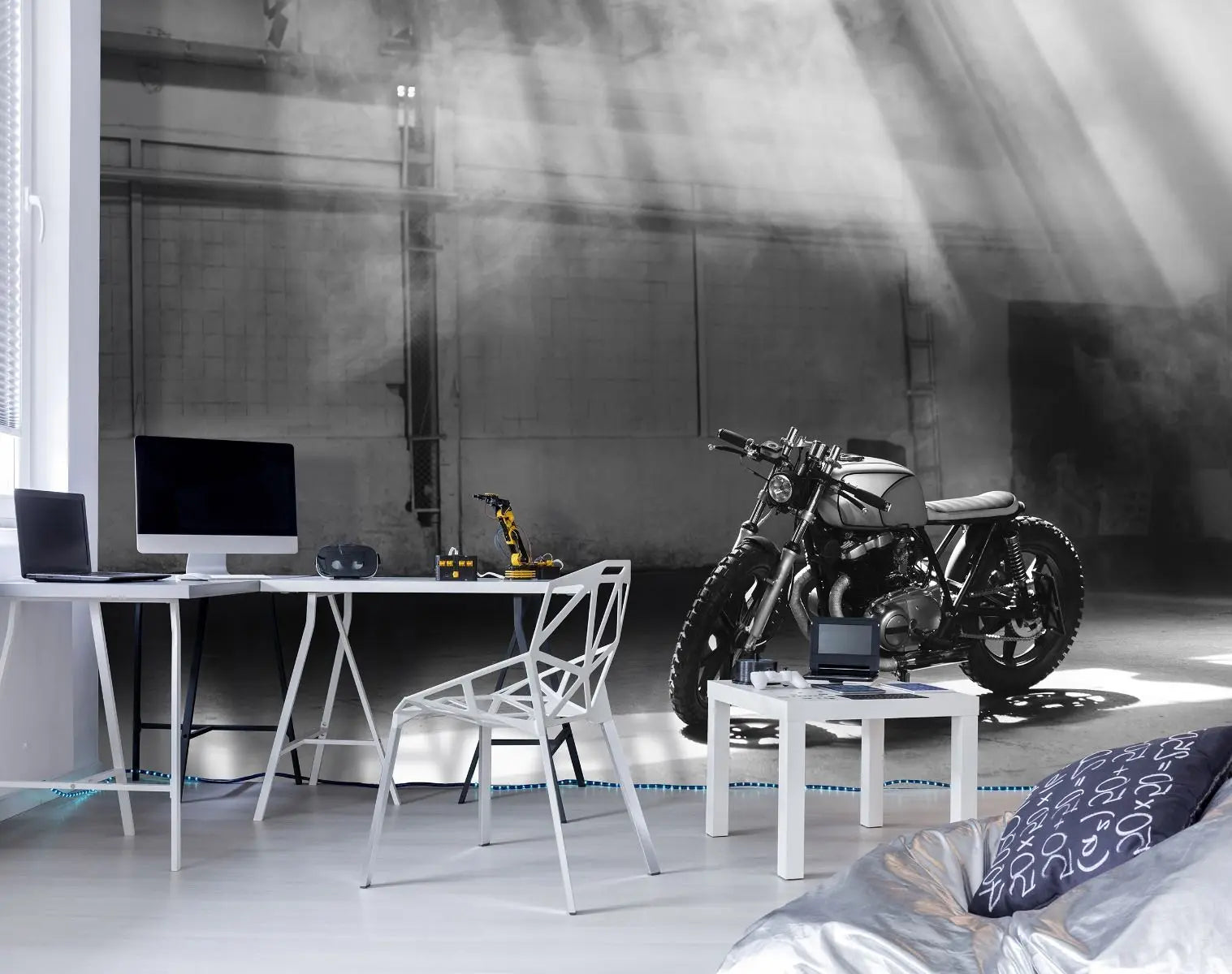 Billede 4 af Fototapet - Café racer motorcykel i solstråler i industriel hal
