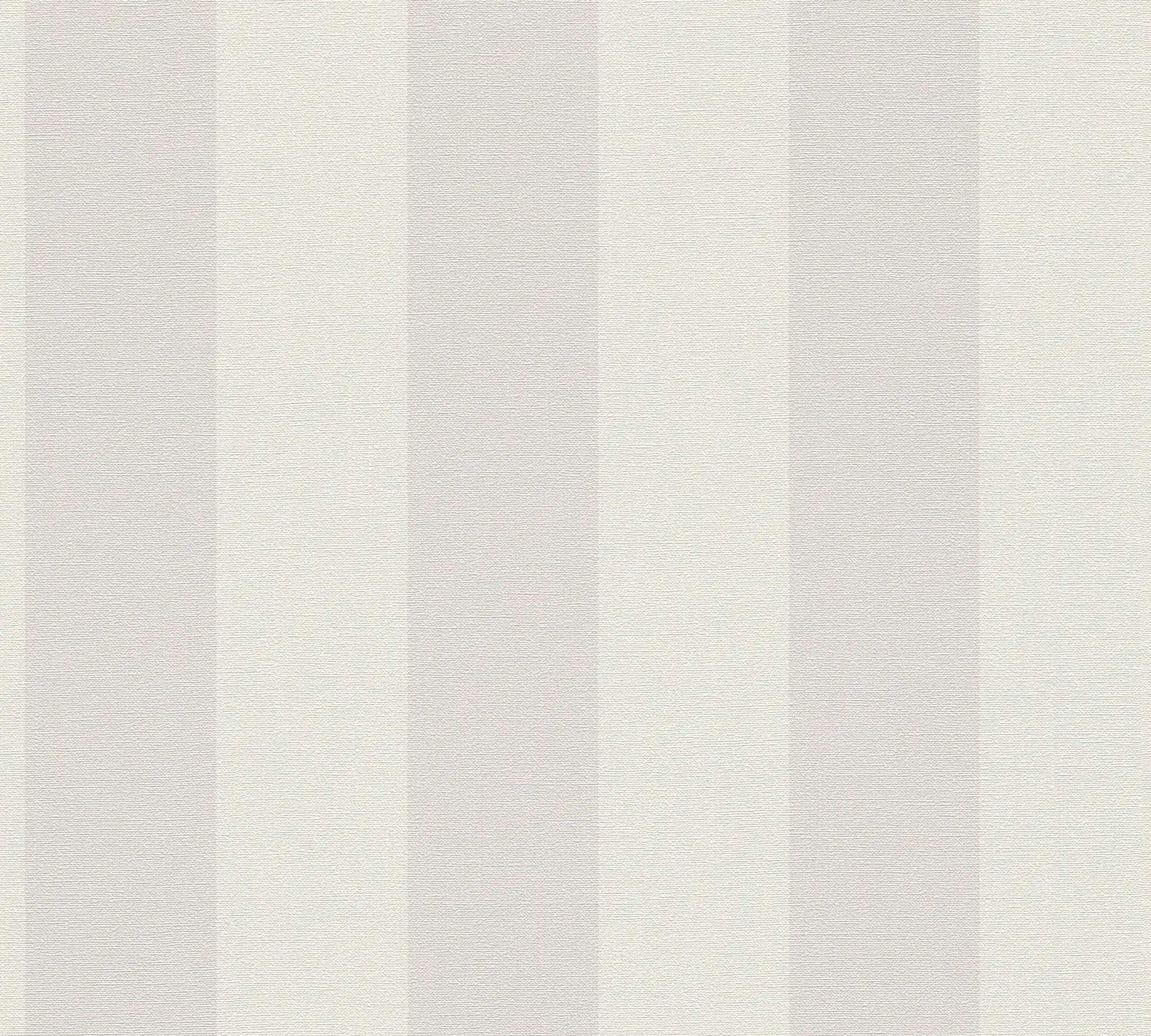 Et nærbillede af tapetet 'Coastal Stripes - Misty Shore' med brede lodrette striber i en lys, mistet nuance.