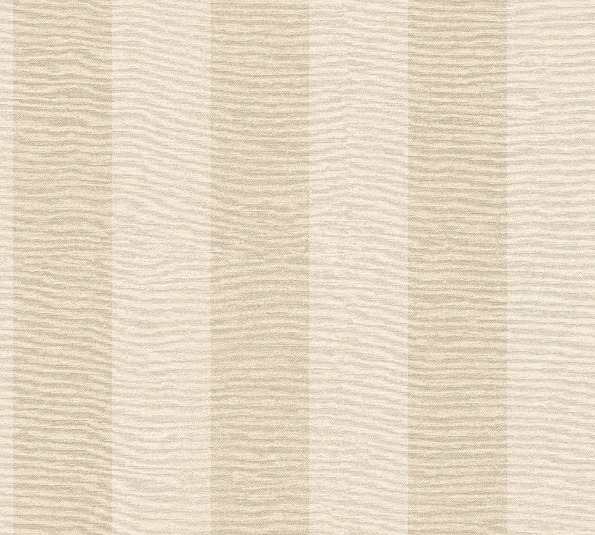 Nærbillede af Coastal Stripes: Sandy Dunes tapet med brede lodrette striber i lyse sandfarver.