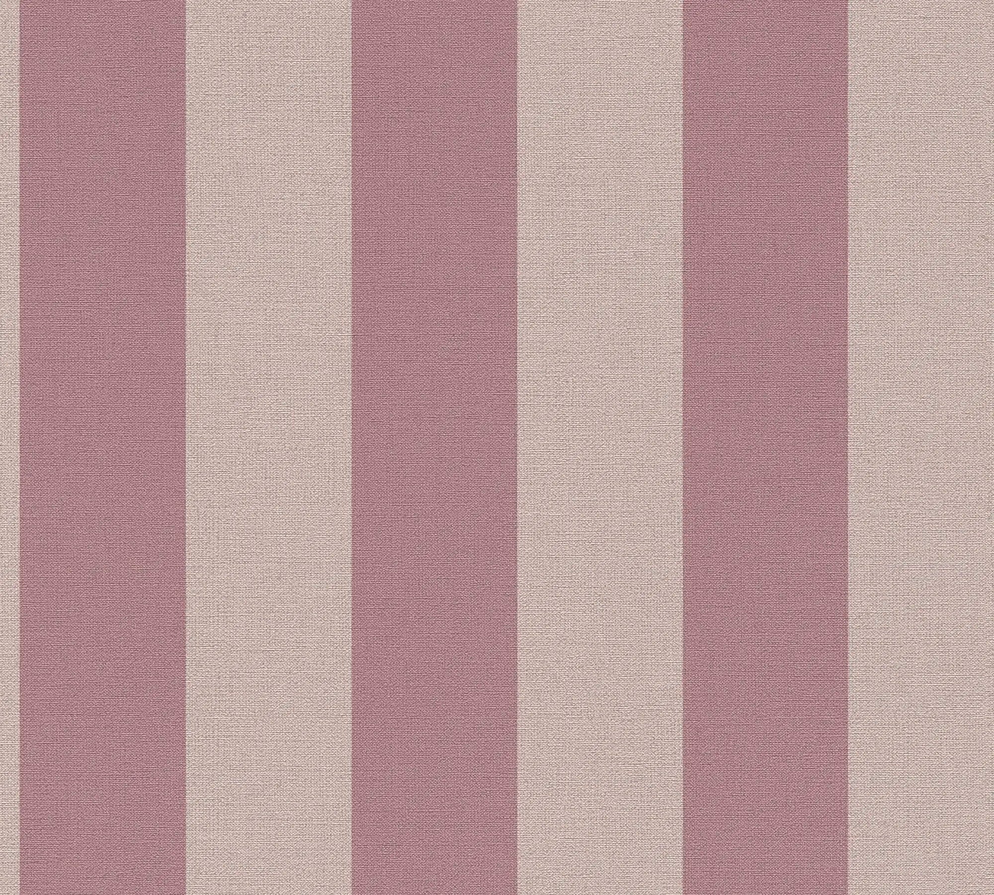 Nærbillede af tapetmønsteret Coastal Stripes: Sunset Blush med brede, lodrette striber i lyserøde og beige nuancer.