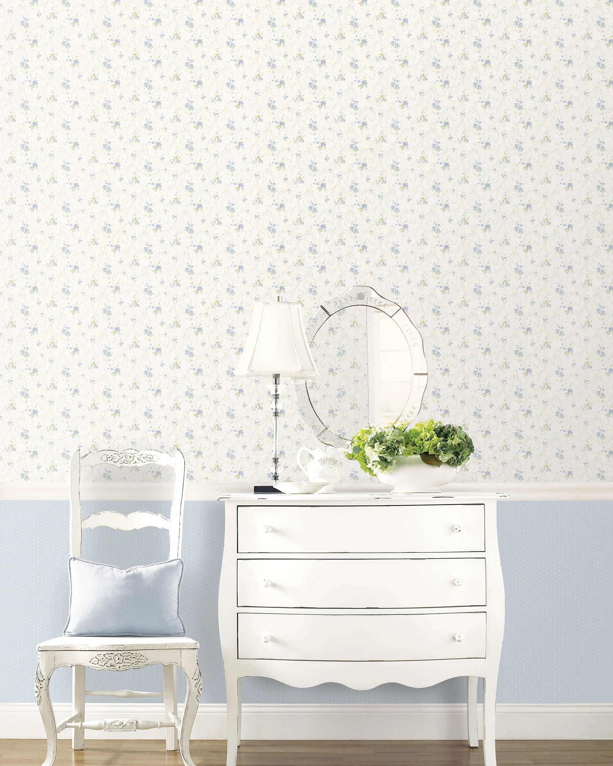 Rummelig indretning med møbler og nogle vægge dækket af Dainty Dots - Sky Mist tapet fra Nicetapet.dk.