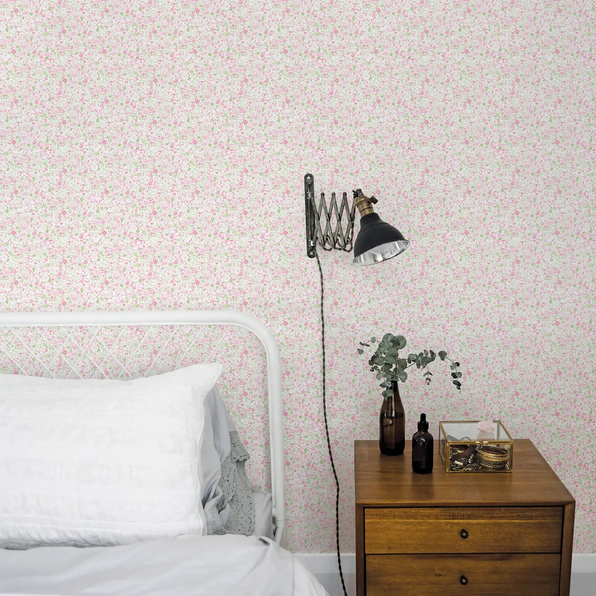 Soveværelsesindretning med tapetet Delicate Blossoms - Meadow fra Nicetapet.dk. Væggene er dækket af et blomsterdesign, der komplimenterer en seng, en lampe og et natbord med dekorationer.