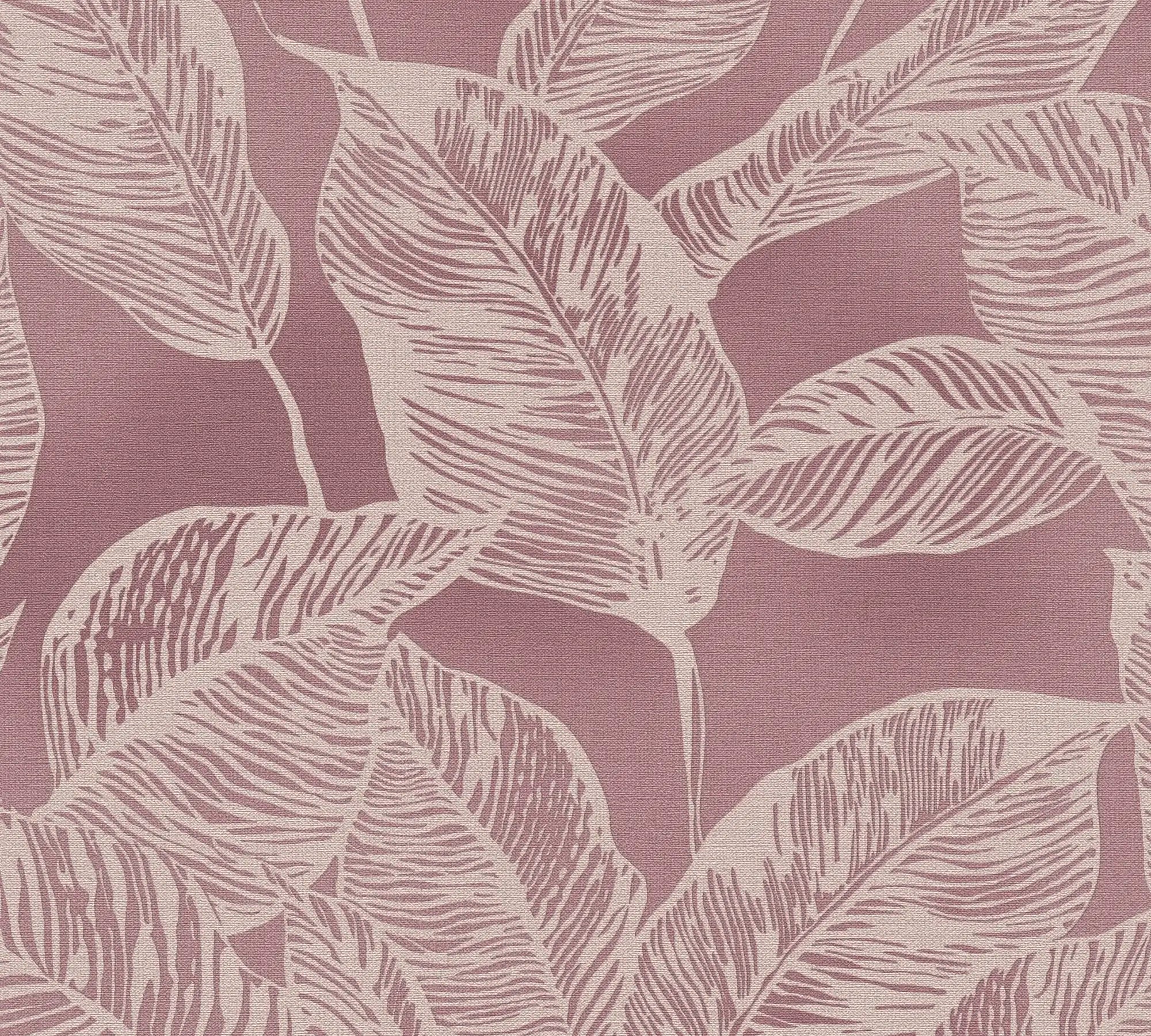 Nærbillede af Botanical Breeze - Vintage Mauve tapet med et detaljeret bladmotiv i cremefarve på en vintage mauve baggrund.