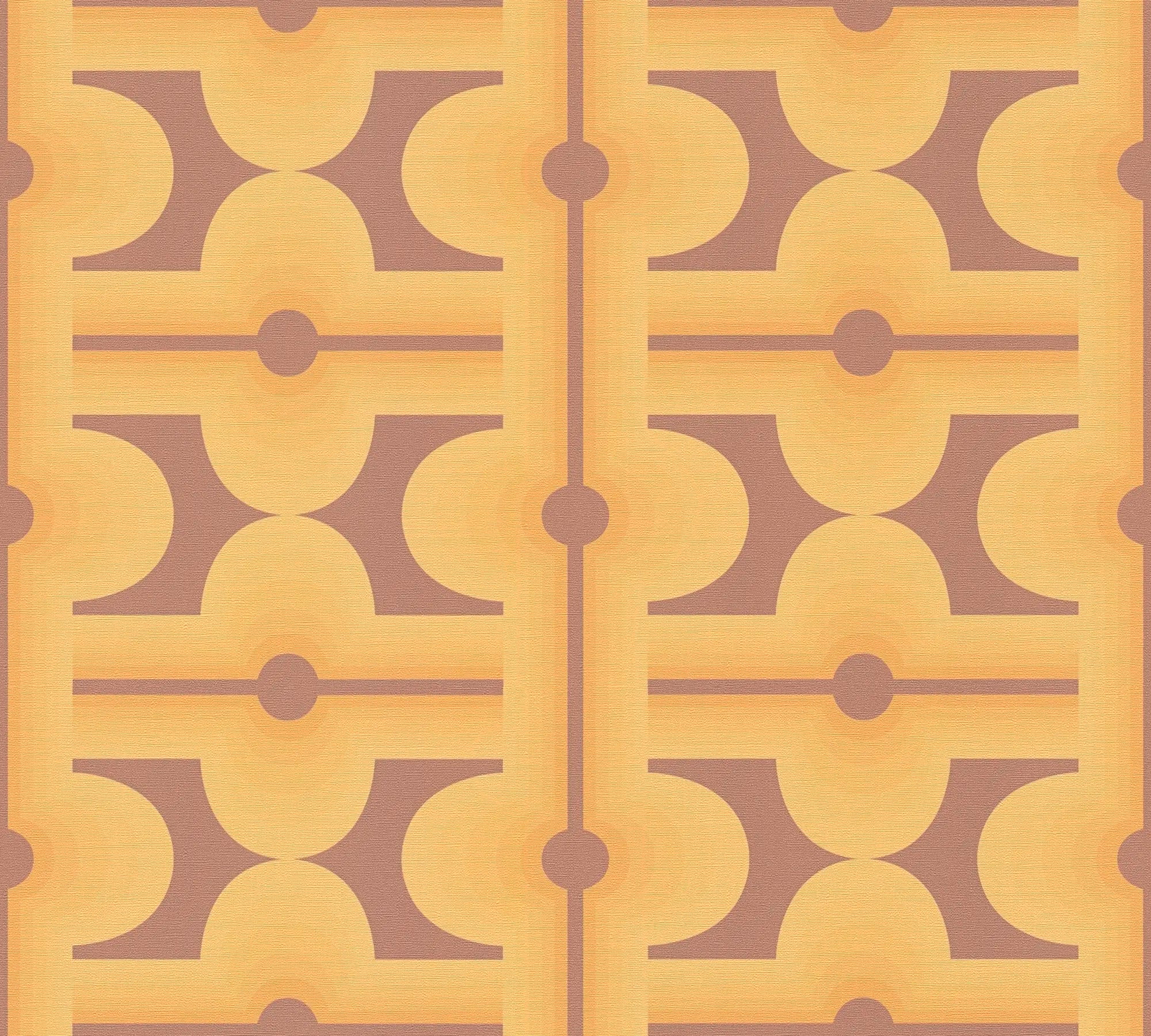 Detaljeret mønster af Eileen - Amber Glow tapet med geometriske former i gule og brune nuancer.