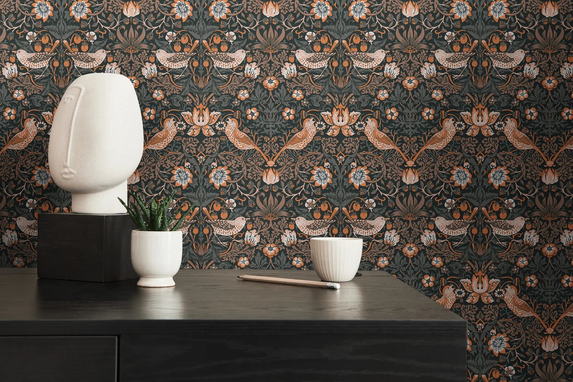 Enchanted Aviary - Autumn Harmony tapet fra Nicetapet.dk dekorerer en væg i en stue, kombineret med moderne dekorative elementer som vaser og en skrivebord.
