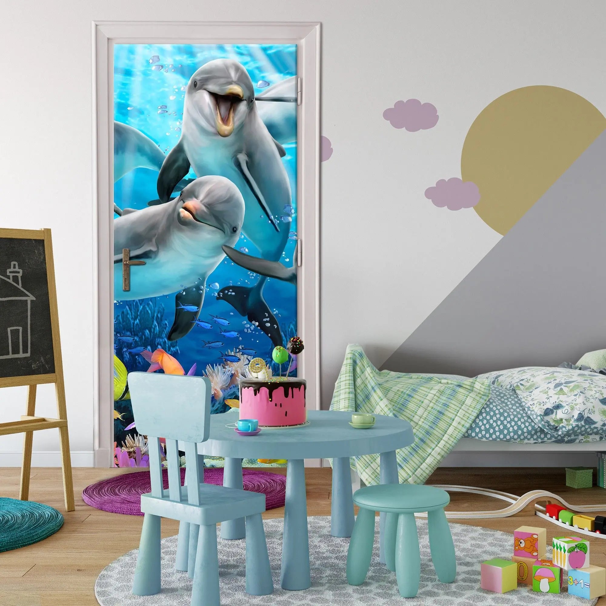 Billede 12 af Fototapet - Fem glade delfiner og farverige tropiske fisk i koralrevet