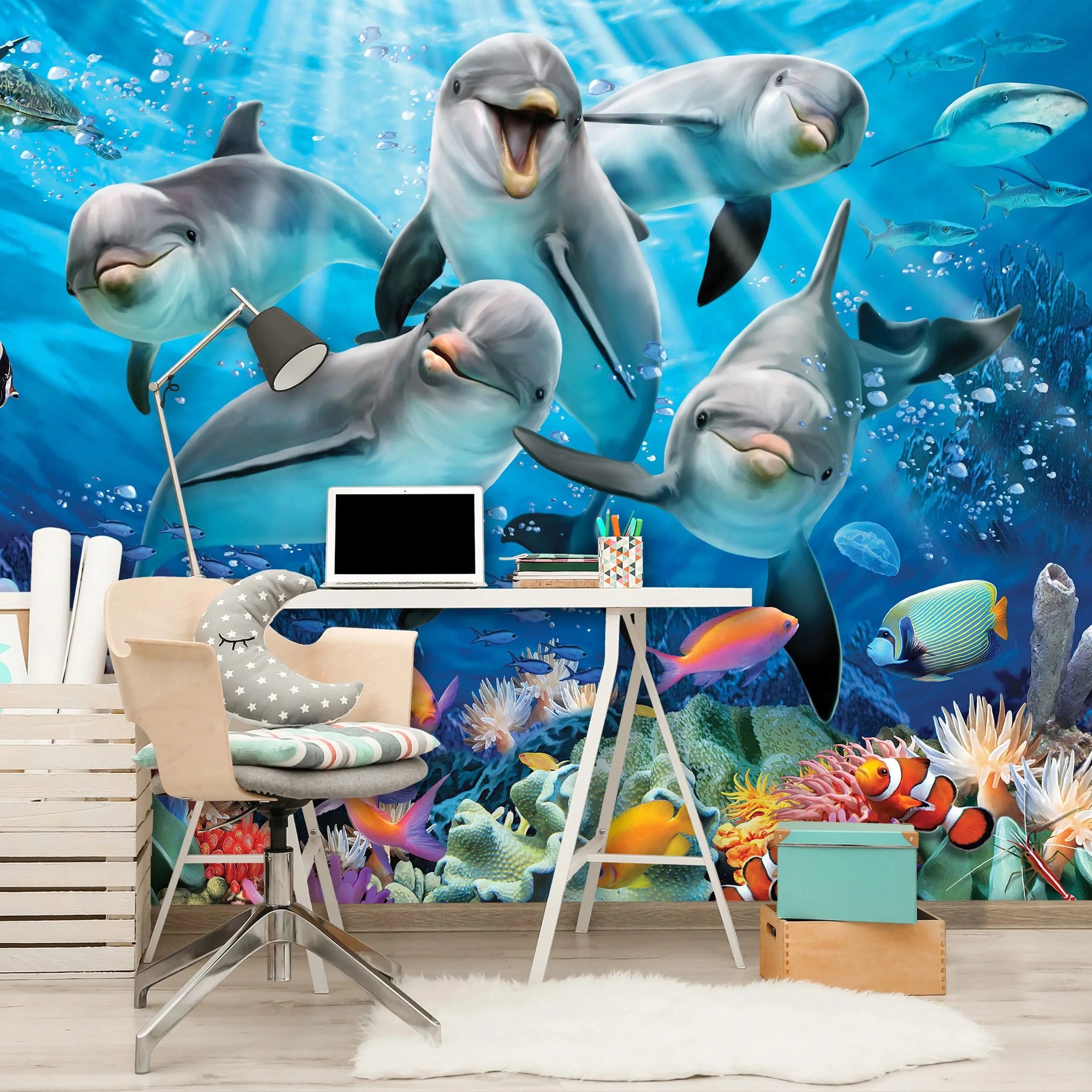Billede 6 af Fototapet - Fem glade delfiner og farverige tropiske fisk i koralrevet