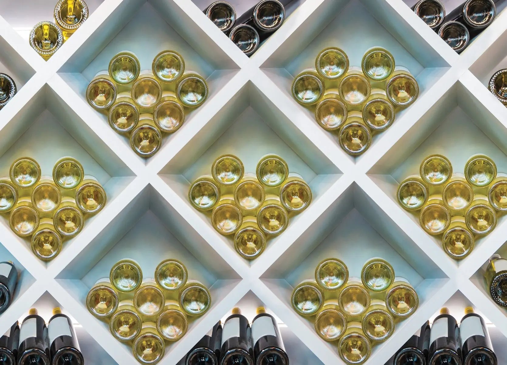 Billede 1 af Fototapet - Flasker af champagne og rødvin i hvid træhylde