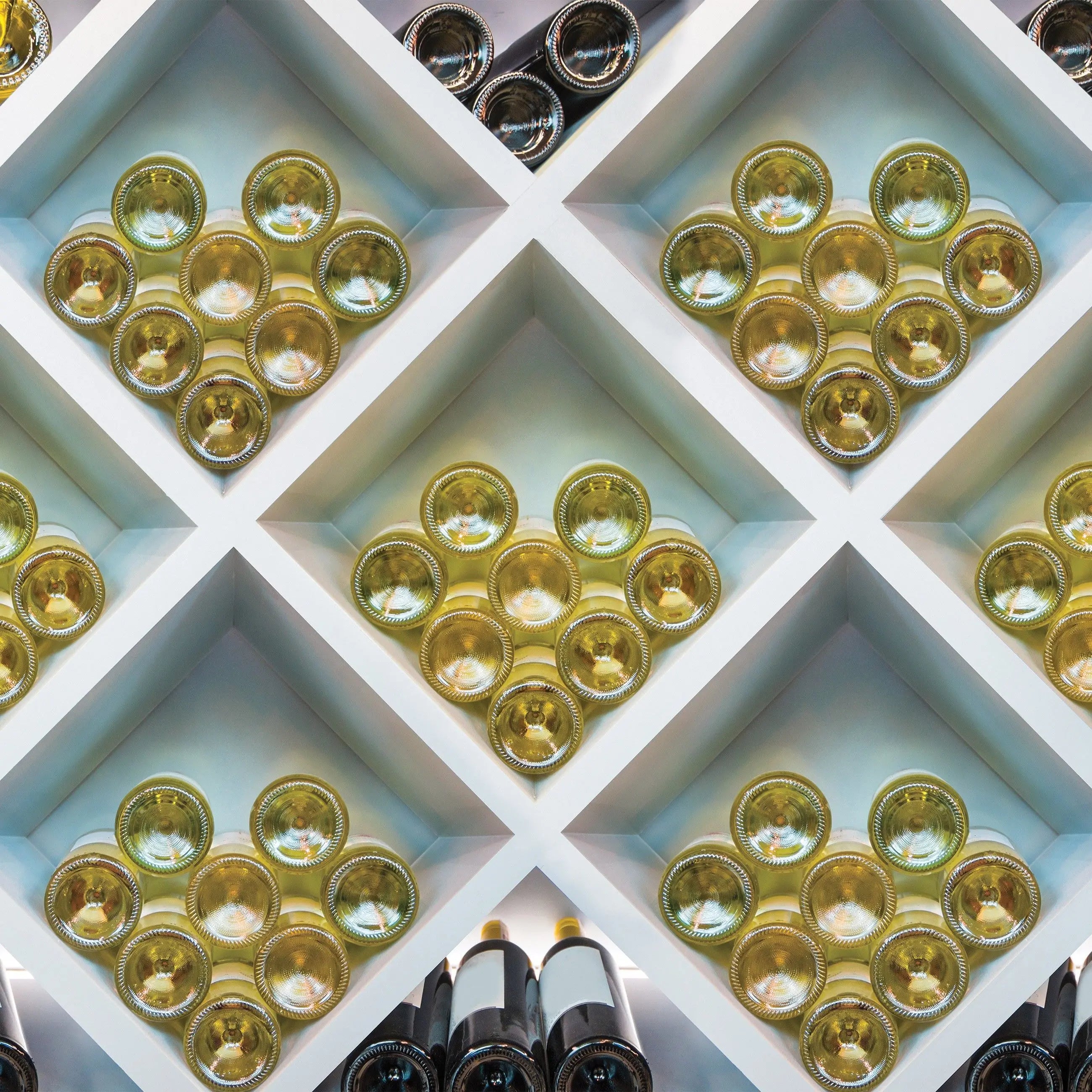 Billede 13 af Fototapet - Flasker af champagne og rødvin i hvid træhylde