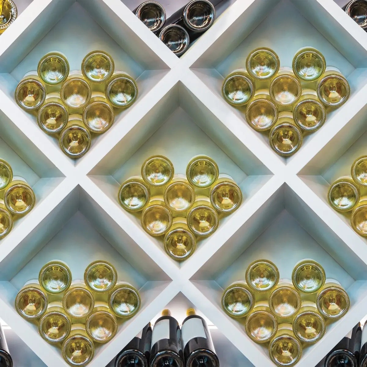 Billede 6 af Fototapet - Flasker af champagne og rødvin i hvid træhylde