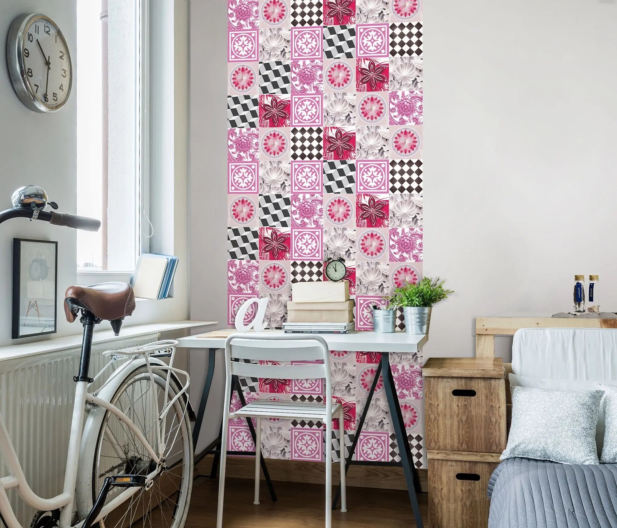 Billede 4 af Fototapet - Fliser med blomstermønster og harlekinmønster i lyserød og sort