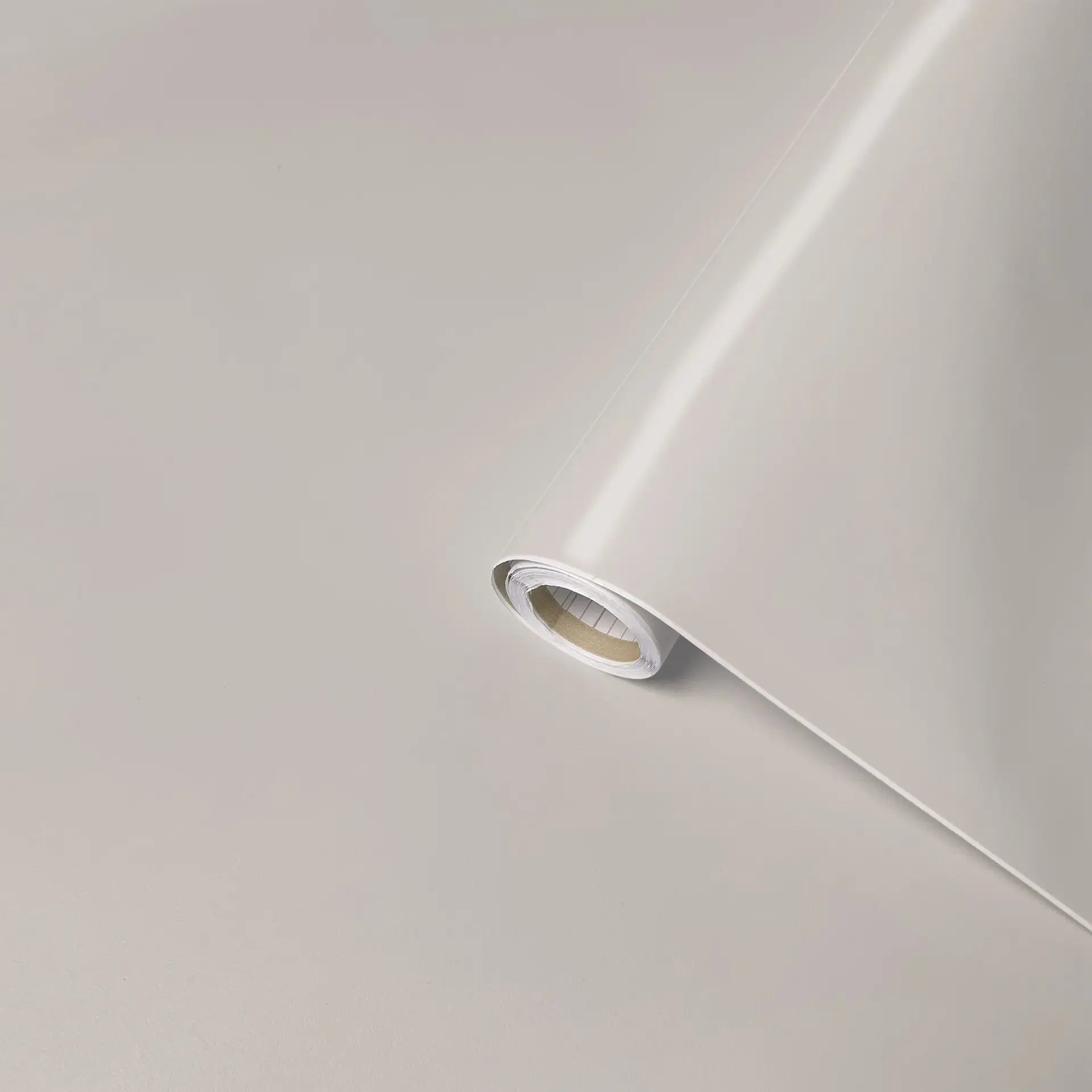 En rulle af Folio Pro selvklæbende folie i farven Ivory Glow, måler 45x200cm, fra kategorien Ensfarvet.