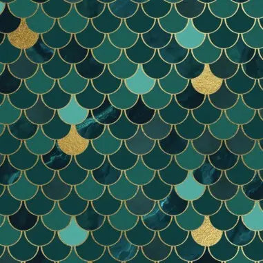 Selvklæbende folie med et mønster af grønne og gyldne skælmønstre, Folio Pro - Rustic Patch 45x200cm i kategorien Dekorationsfolie.