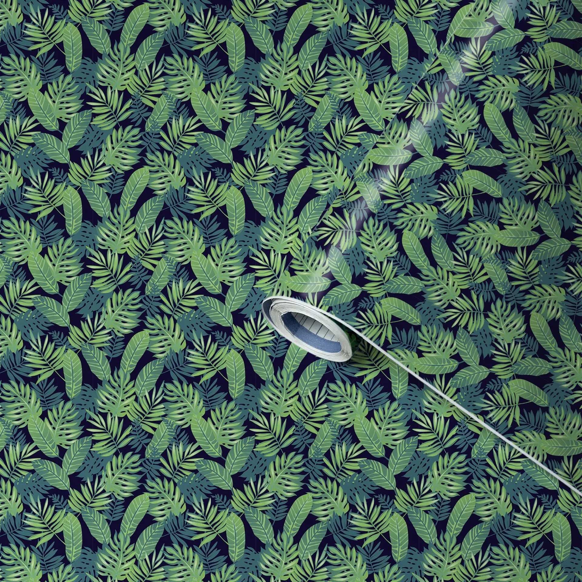 Folio Pro Selvklæbende Folie Verdant Jungle 45x200cm, dekorationsfolie med grønne blade på mørk baggrund.