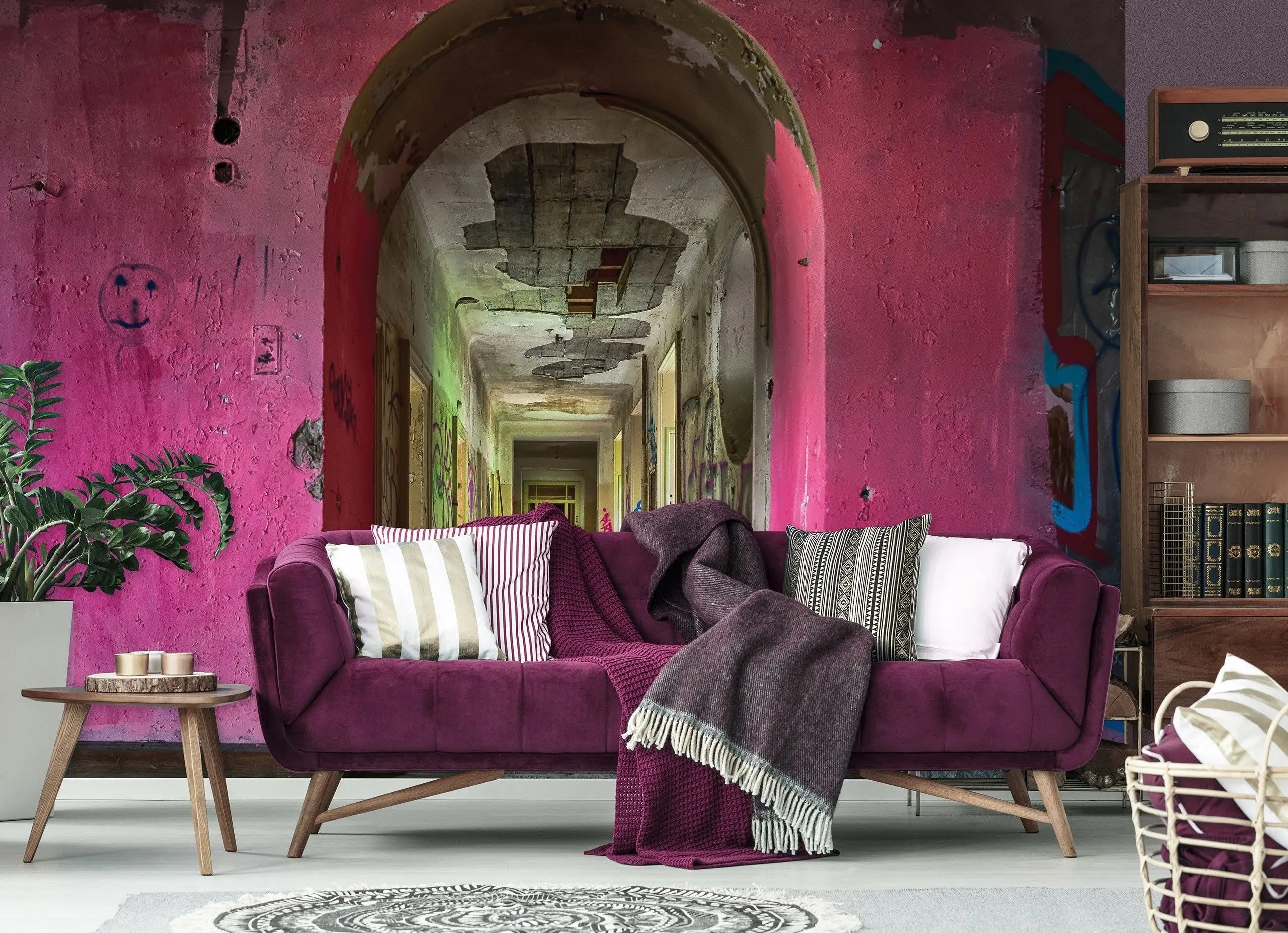 Billede 4 af Fototapet - Forladt korridor med buet loft og pink vægge