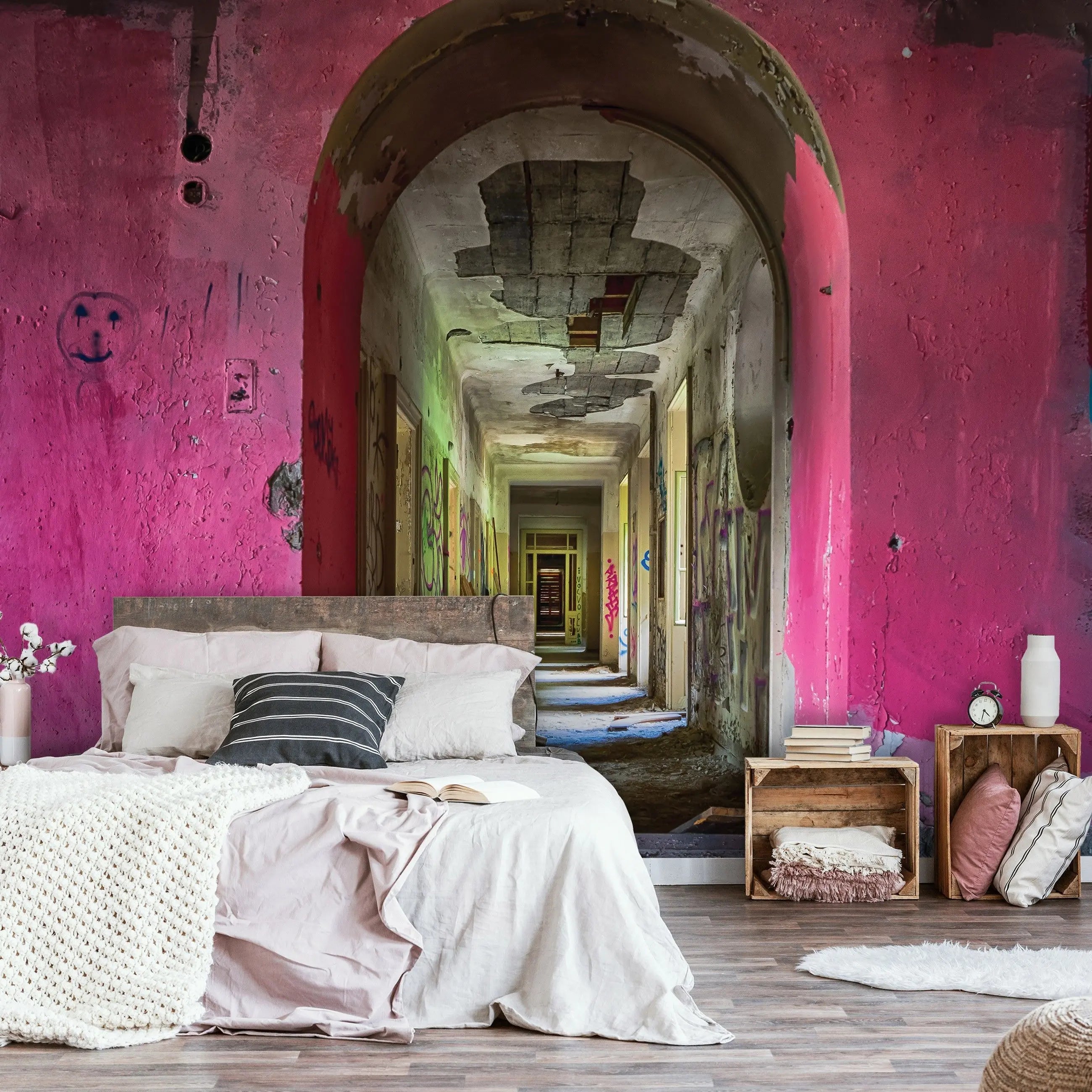 Billede 6 af Fototapet - Forladt korridor med buet loft og pink vægge